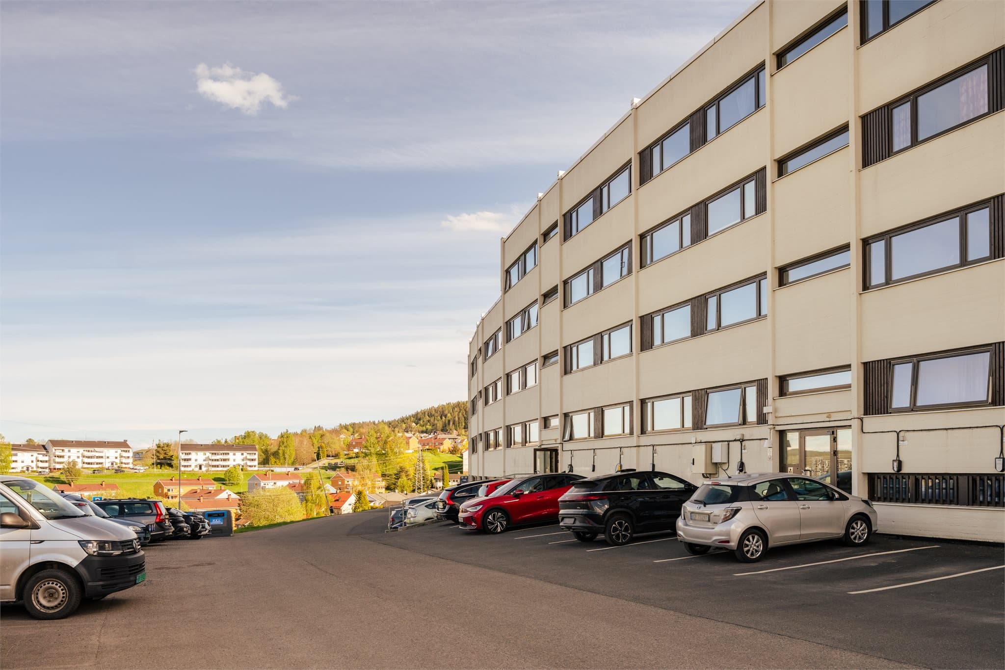 Fra boligen er det kort avstand til Strømmen sentrum, som byr på et stort utvalg av butikker, servicetilbud og spisesteder. Her finner du også Strømmen Storsenter.