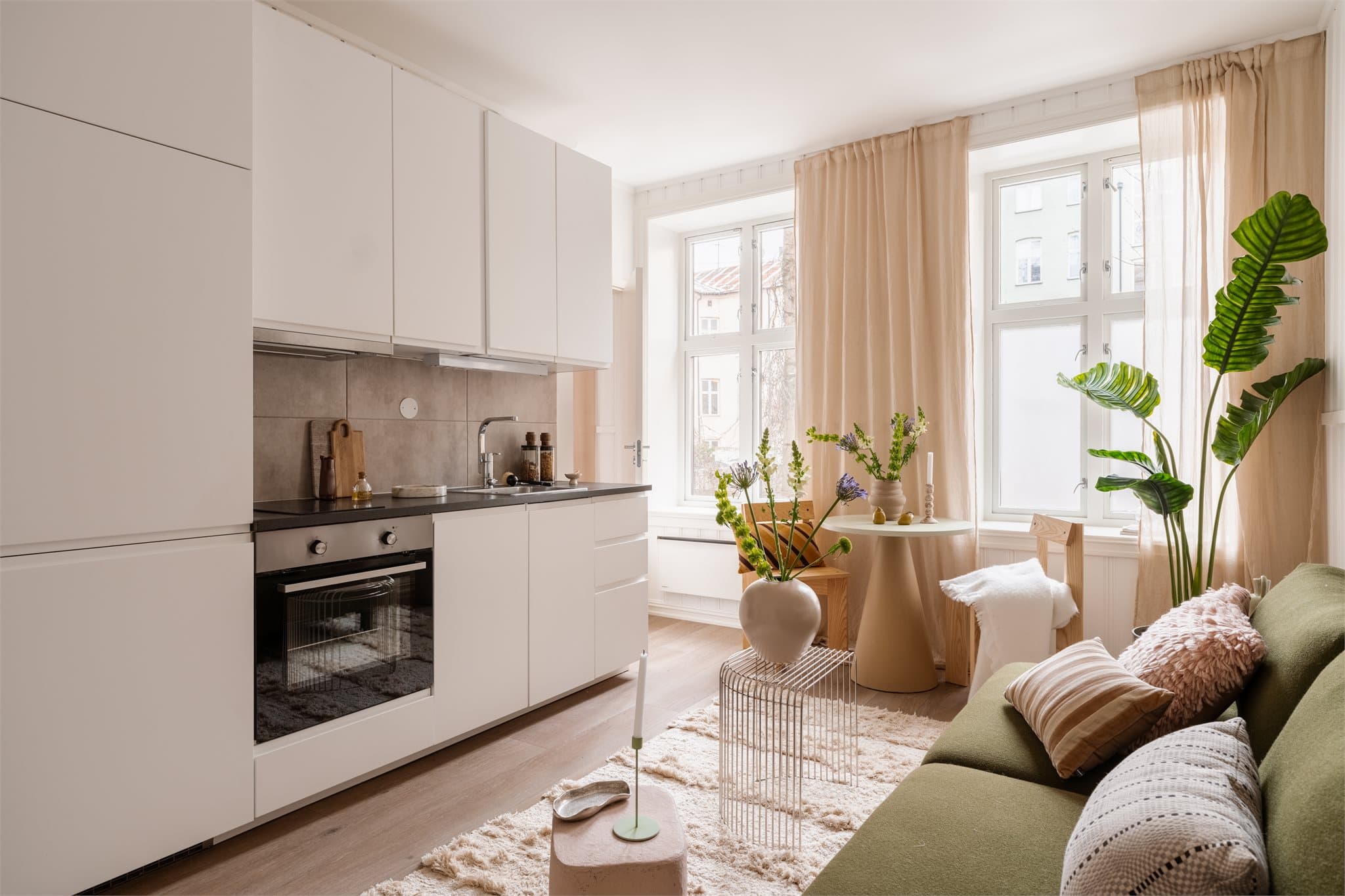 En lys og lekker 2- roms med god takhøyde og masse lys!