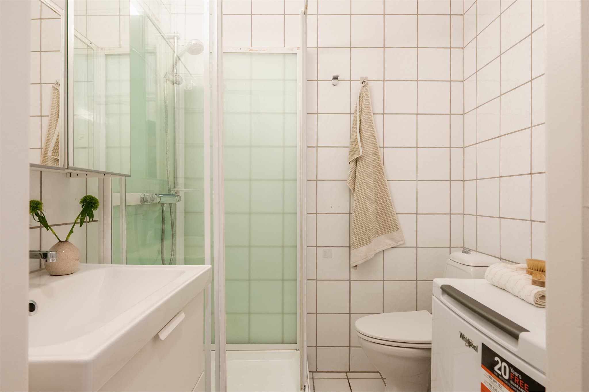 Flislagt bad/wc med opplegg for vaskemaskin.