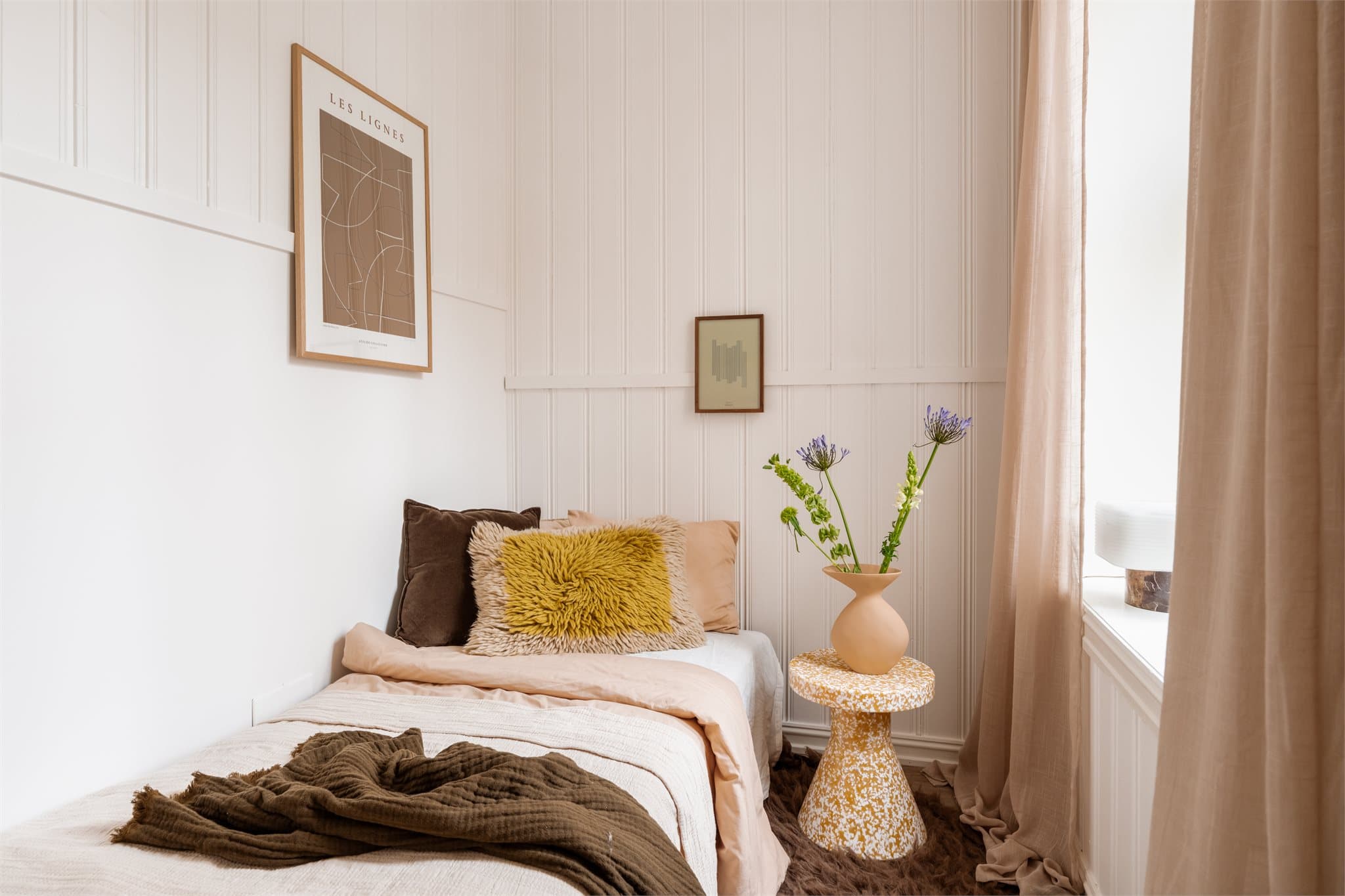 Pent soverom med plass til seng og nattbord.