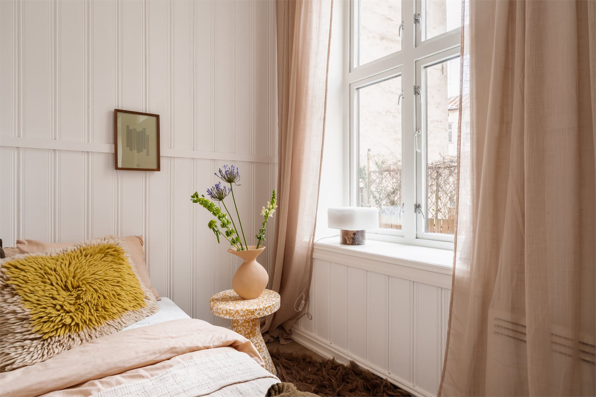 De lyse fine flatene er gjennomgående for leiligheten.