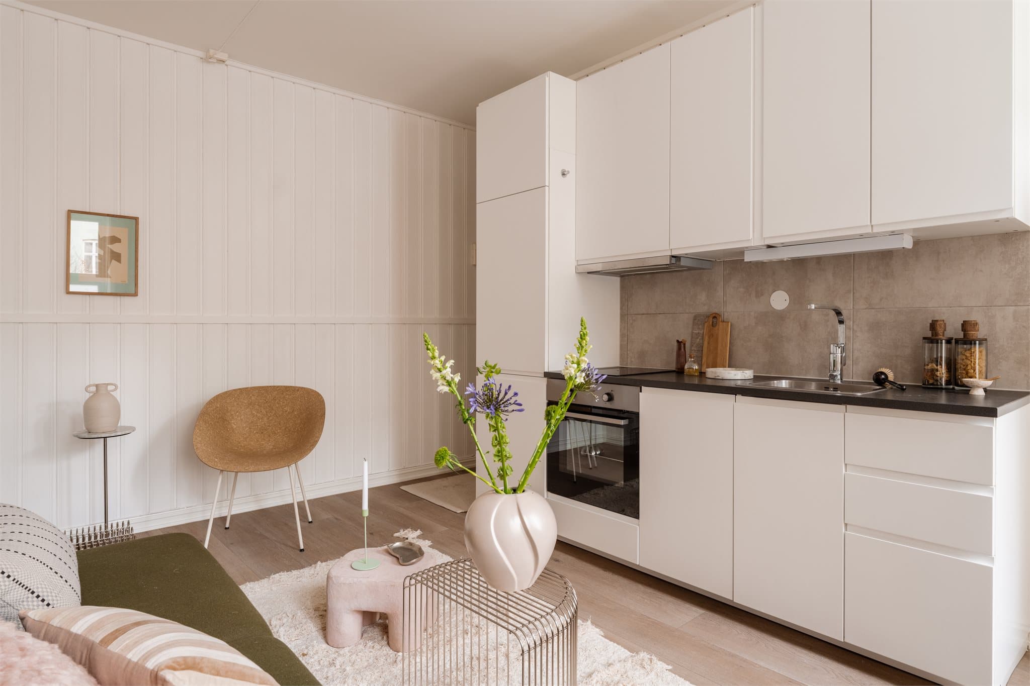 Stilrent kjøkken i åpent løsning med stuen.