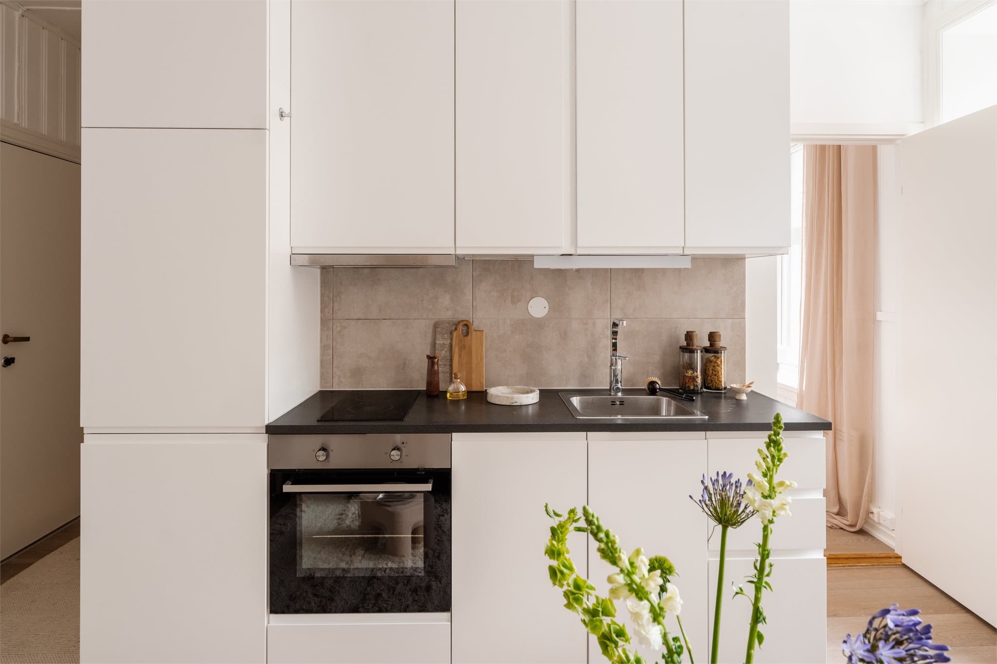 Integrert komfyr, oppvaskmaskin (smal type), kjøl/frys. Det er kjøkkenventilator med kullfilter.