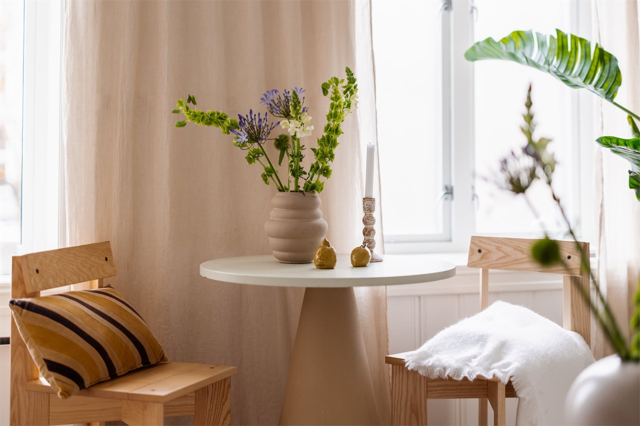 Dype karmer og svært god takhøyde gir leiligheten et klassisk preg.