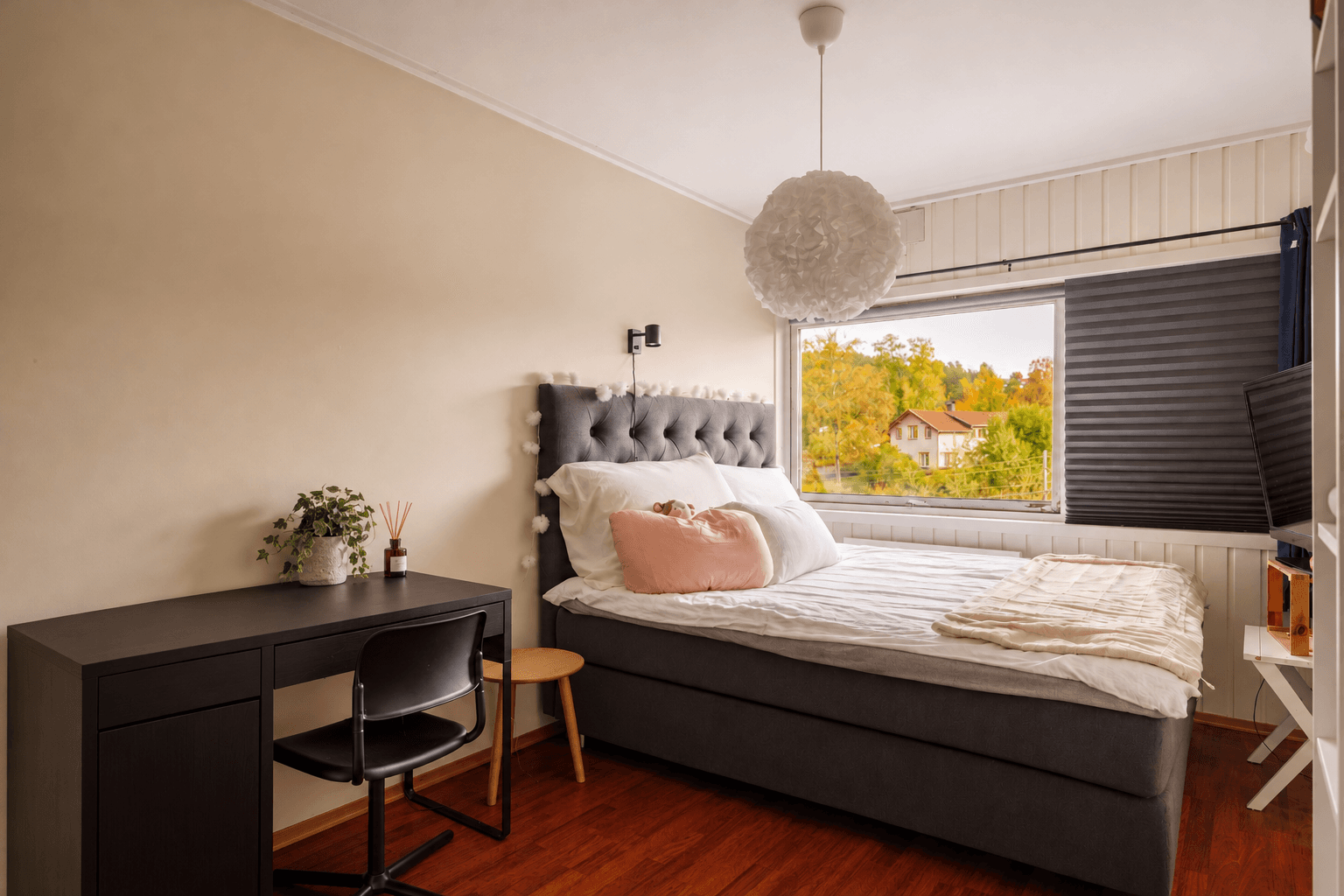 Leiligheten har to romslige soverom med plass til dobbeltseng, nattbord og garderobe.