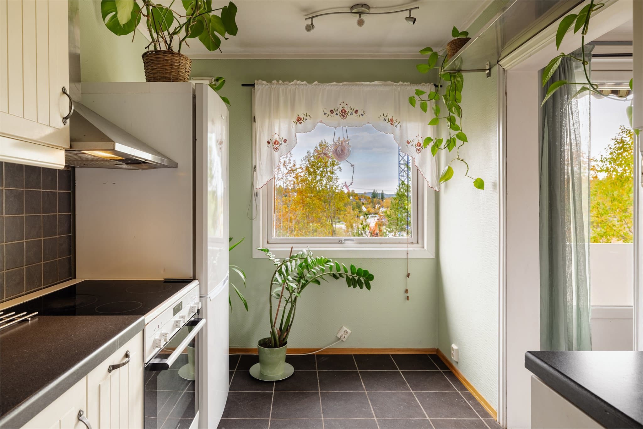 Kjøkkenet er utstyrt med komfyr, oppvaskmaskin og kjøle-/fryseskap.