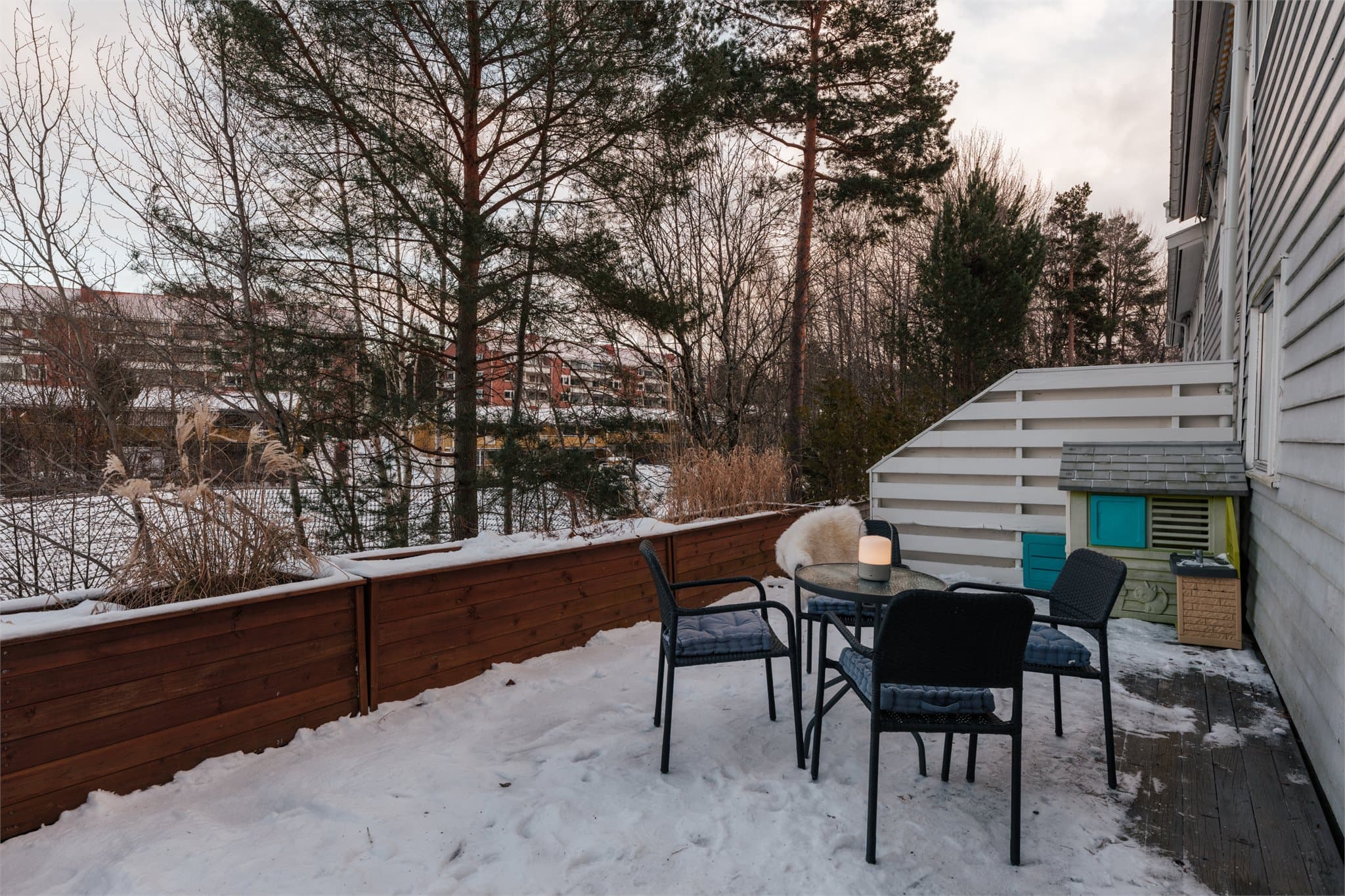 Den østvendte terrassen på 25 m² er en av boligens tre private uteplasser.