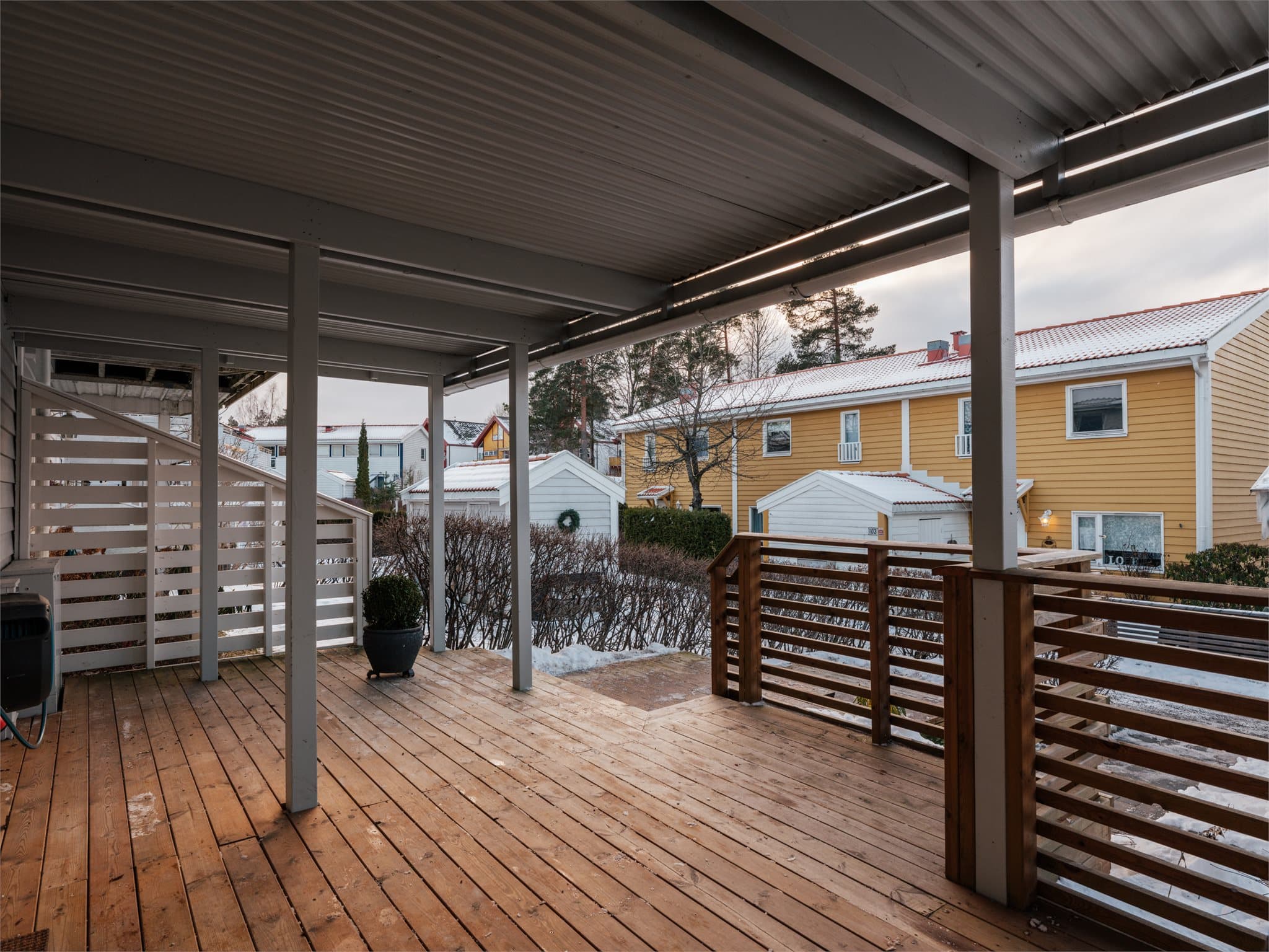 Uteplassen ved inngangen ble oppgradert av anleggsgartner i 2023.