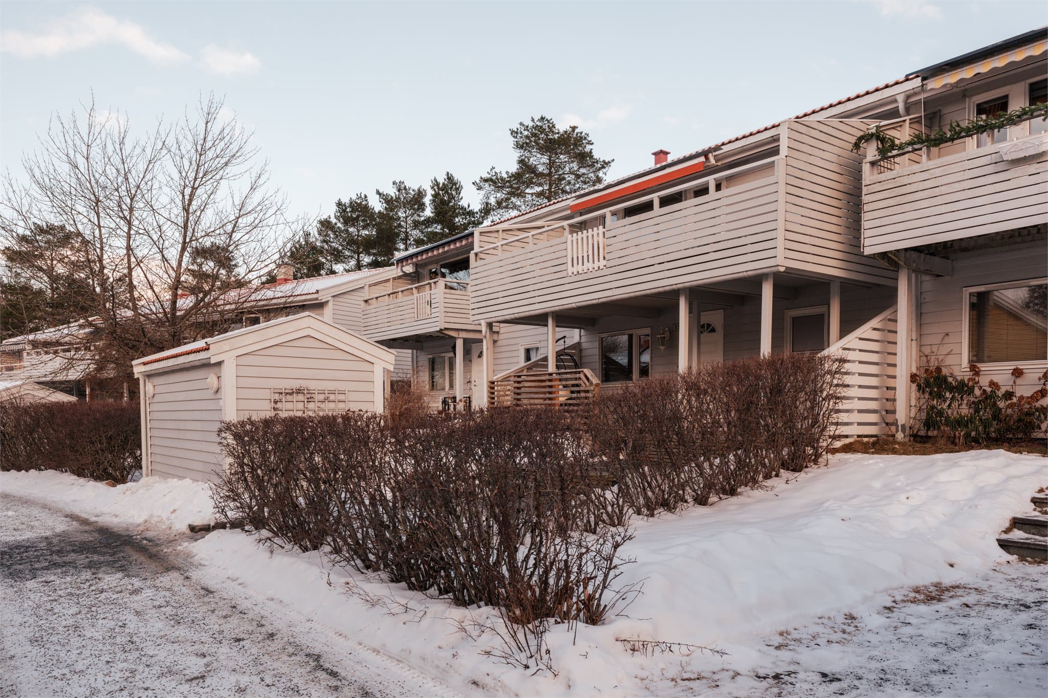 Her bor du i et stille nabolag uten trafikkstøy, med bilfrie gangveier, skoler og barnehager i umiddelbar nærhet.