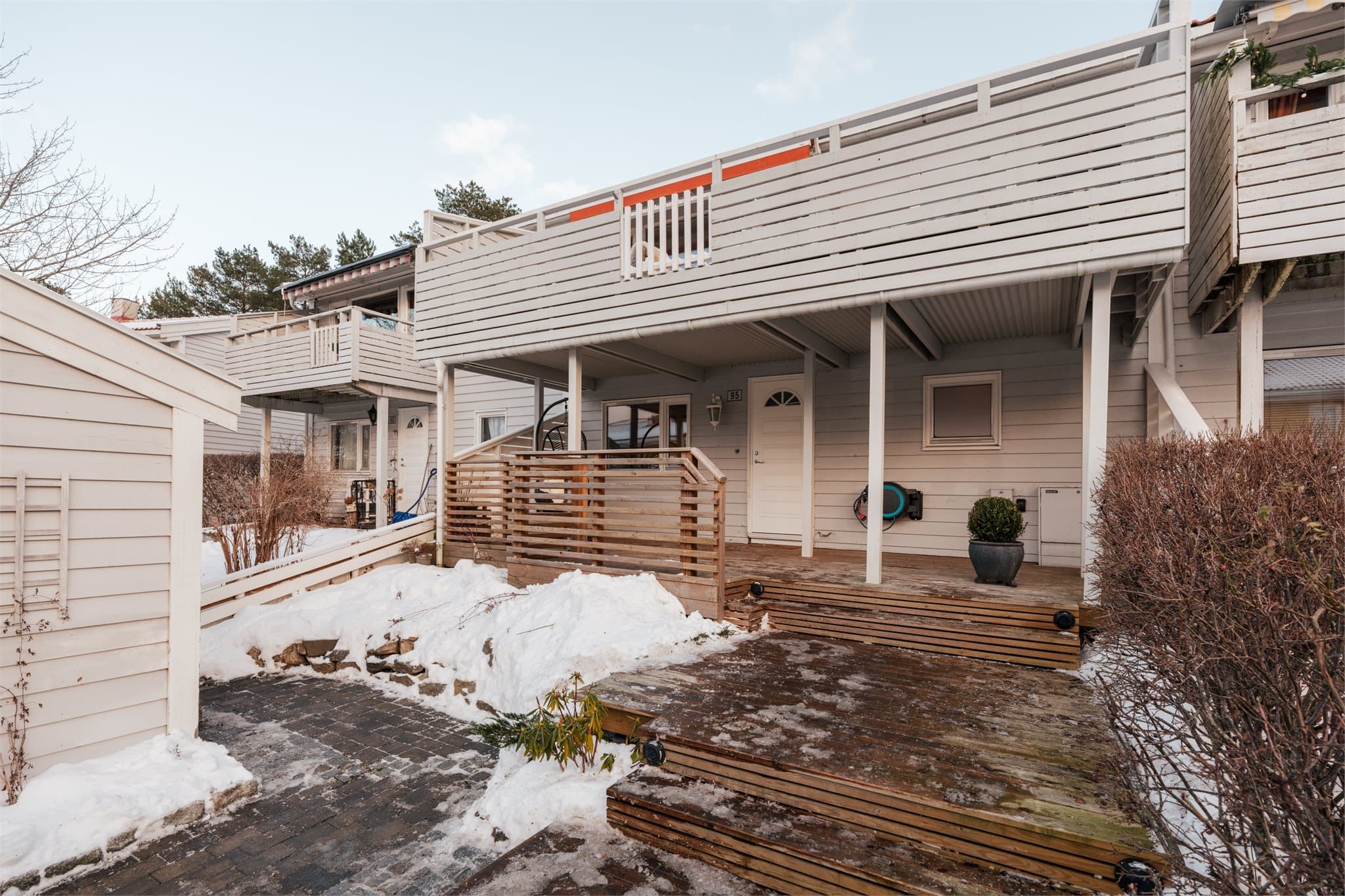 Det medfølger fast parkeringsplass med elbillader.