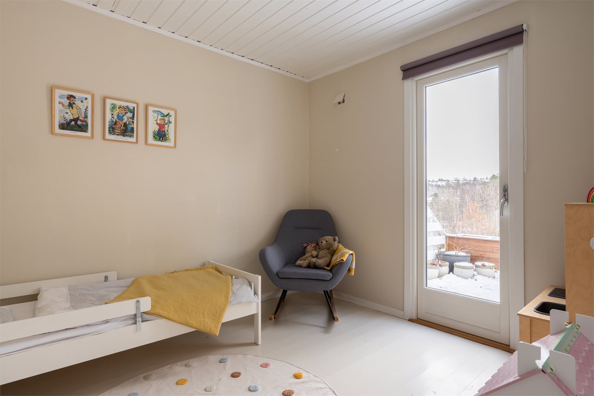 Fra ett av soverommene i første etasje er det direkte utgang til en stor, østvendt terrasse.