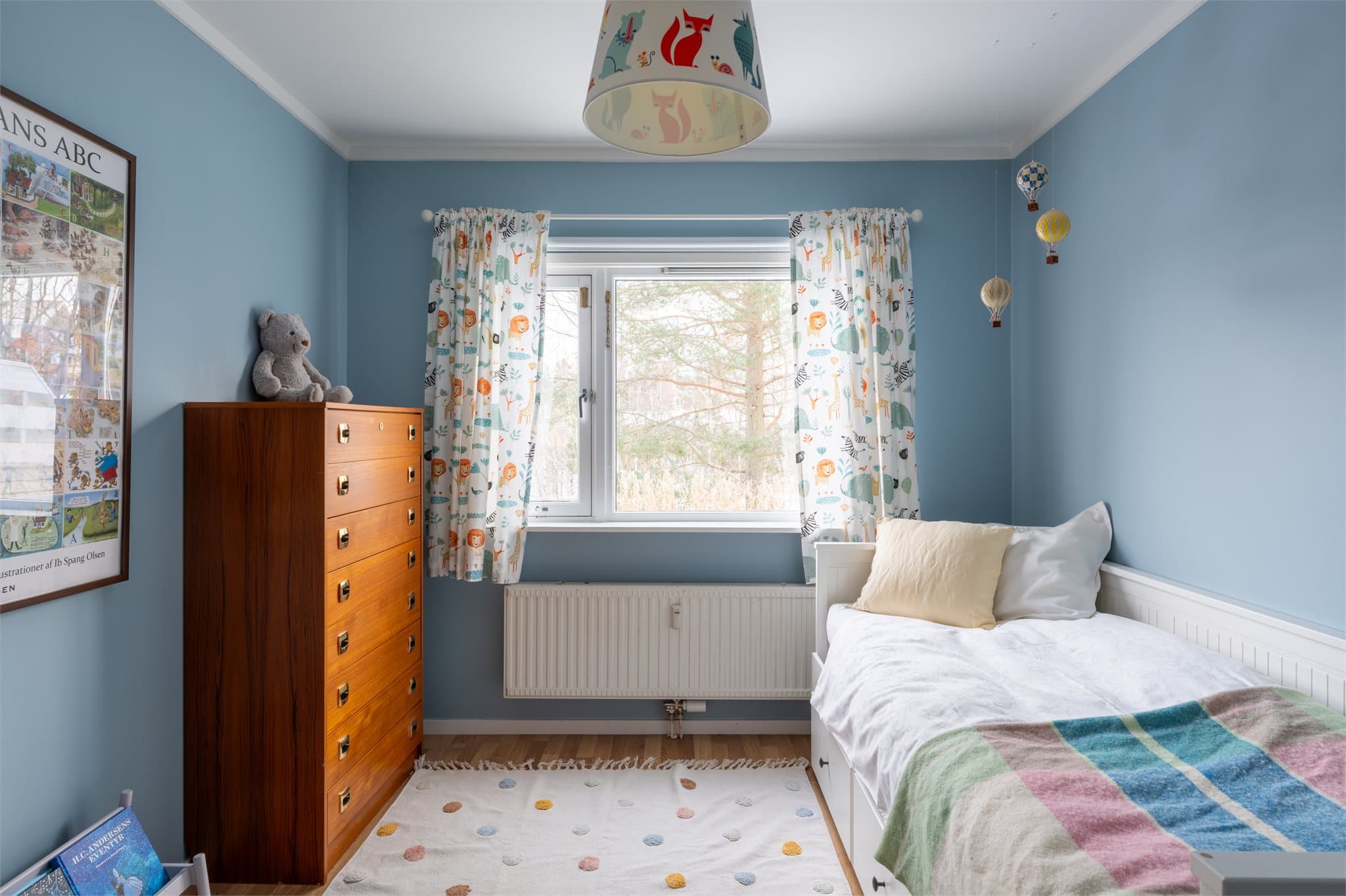 Dette rommet har parkett på gulvet og malte veggflater.