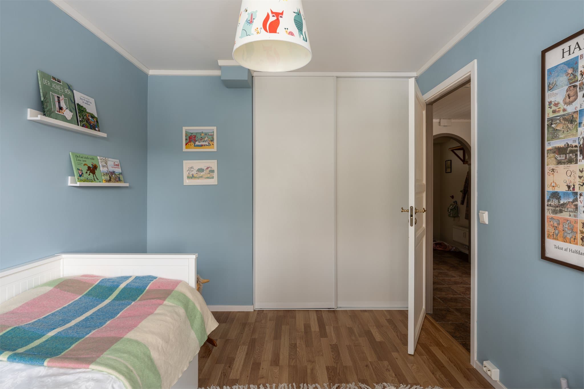 Romslig soverom med plass til både seng og garderobeløsning fra Garderobemekka.