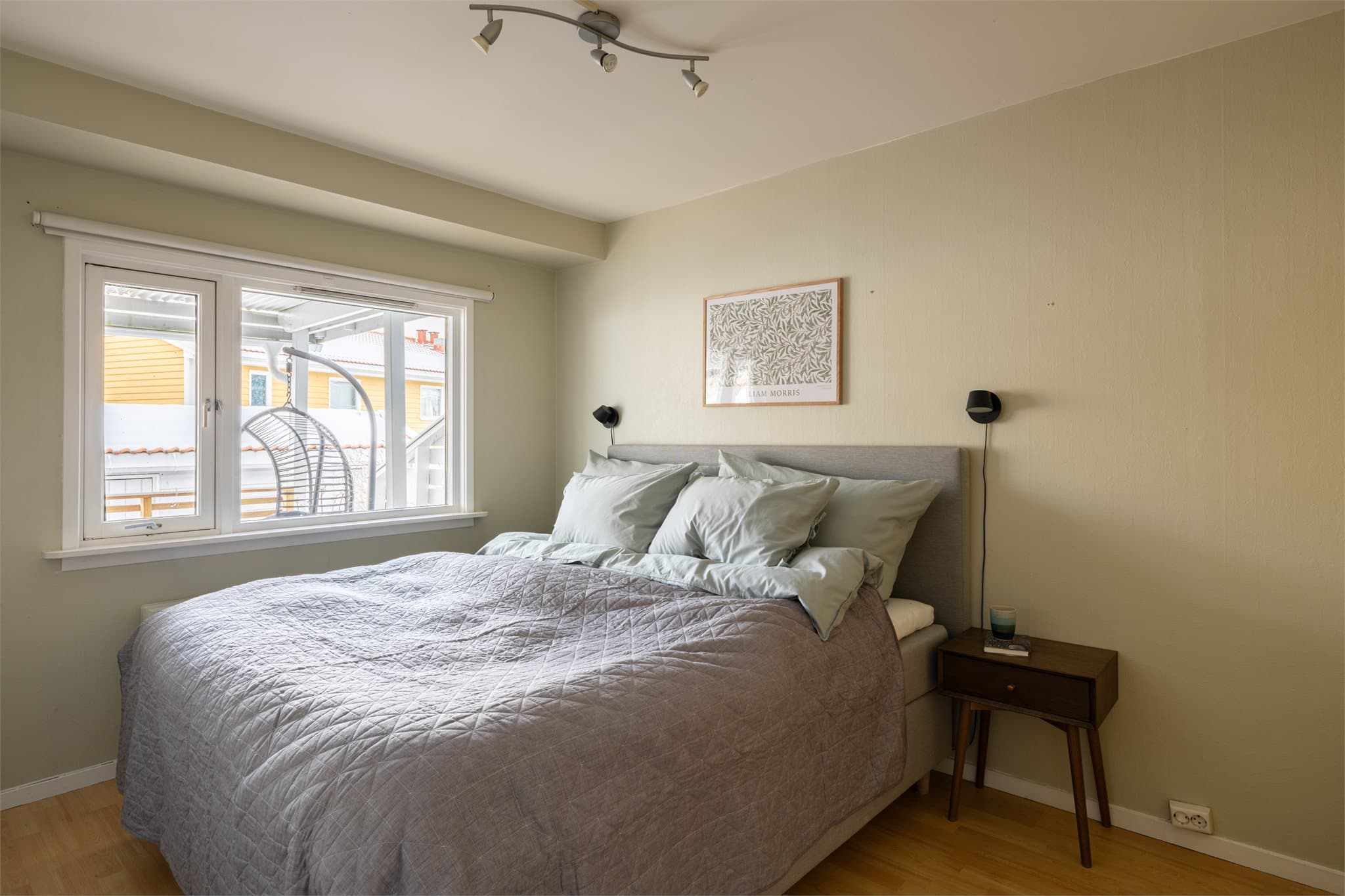 Et av etasjens tre soverom, med god plass til seng og oppbevaring.