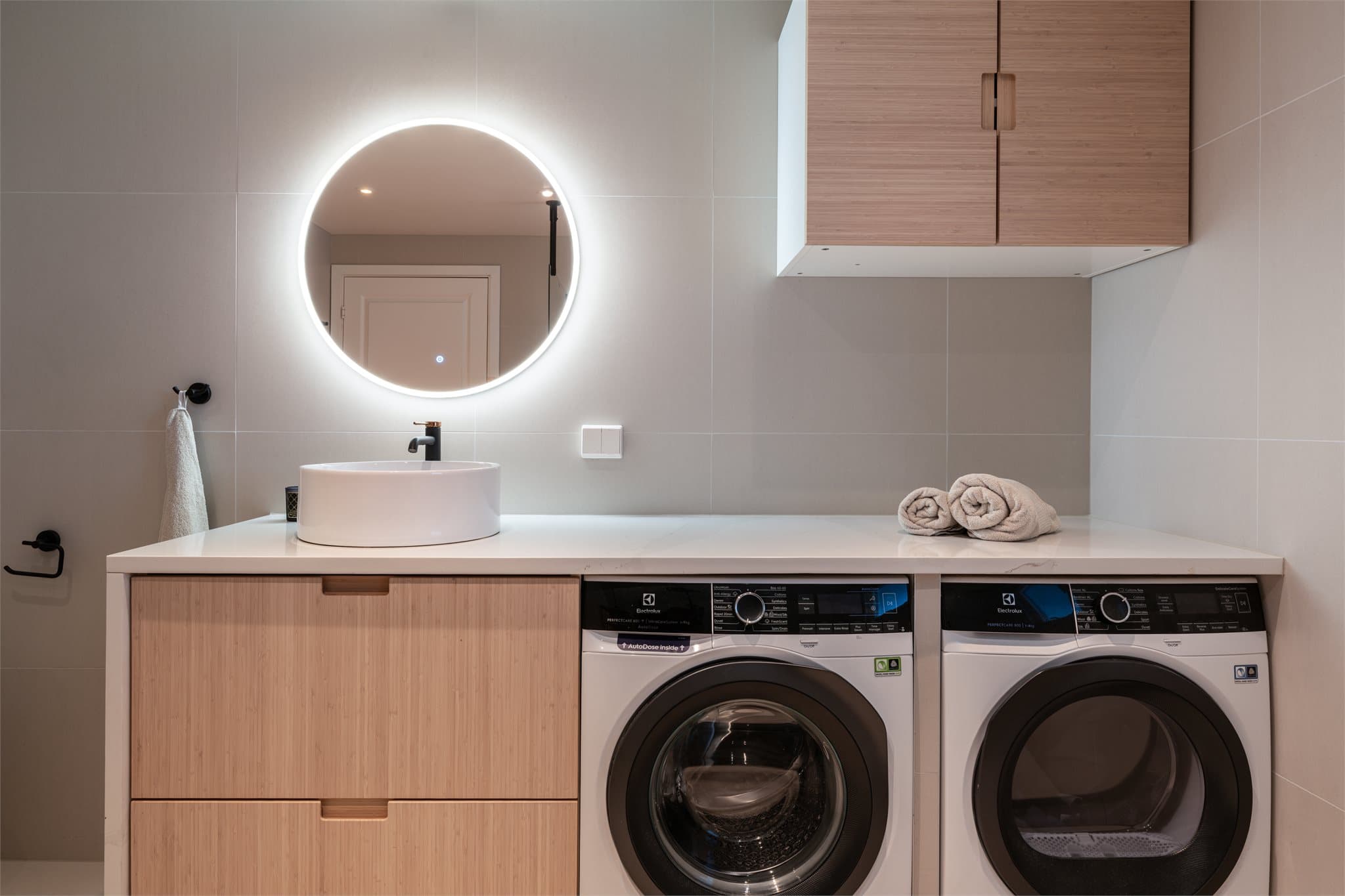 Innredningen består av en servant på en benkeplate i stein med skuffer under.