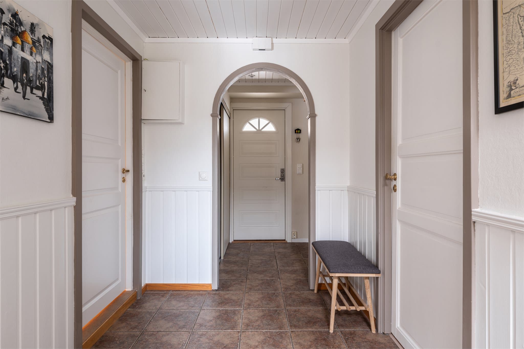 Inngangspartiet er innbydende med flislagt gulv og plass til garderobeløsning.