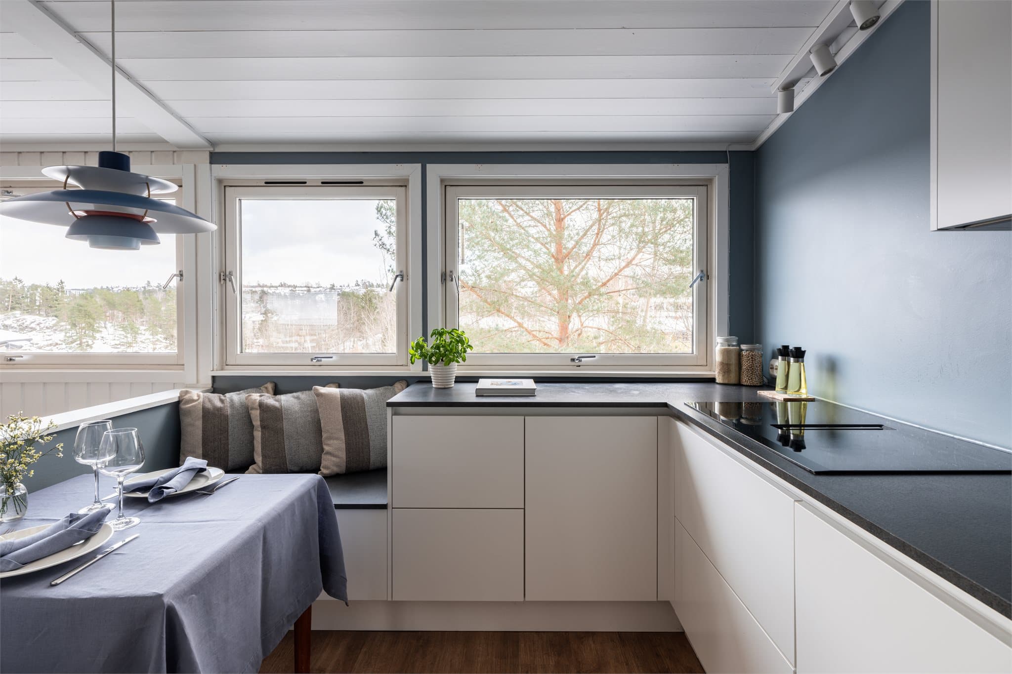 Kjøkkenet fra HTH ble installert i 2021 og har en moderne og funksjonell utforming.