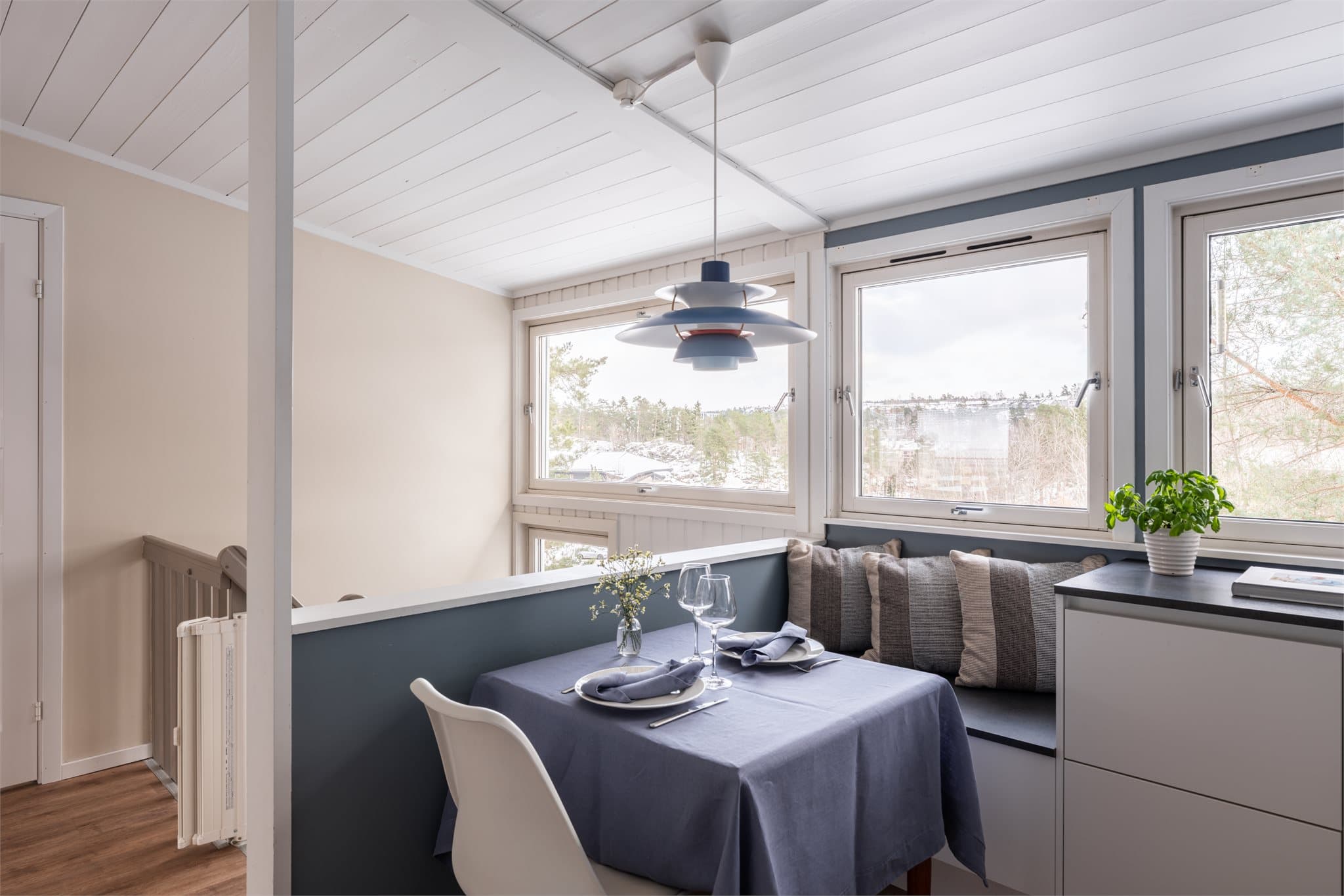 En hyggelig spiseplass er smart integrert i kjøkkenløsningen.