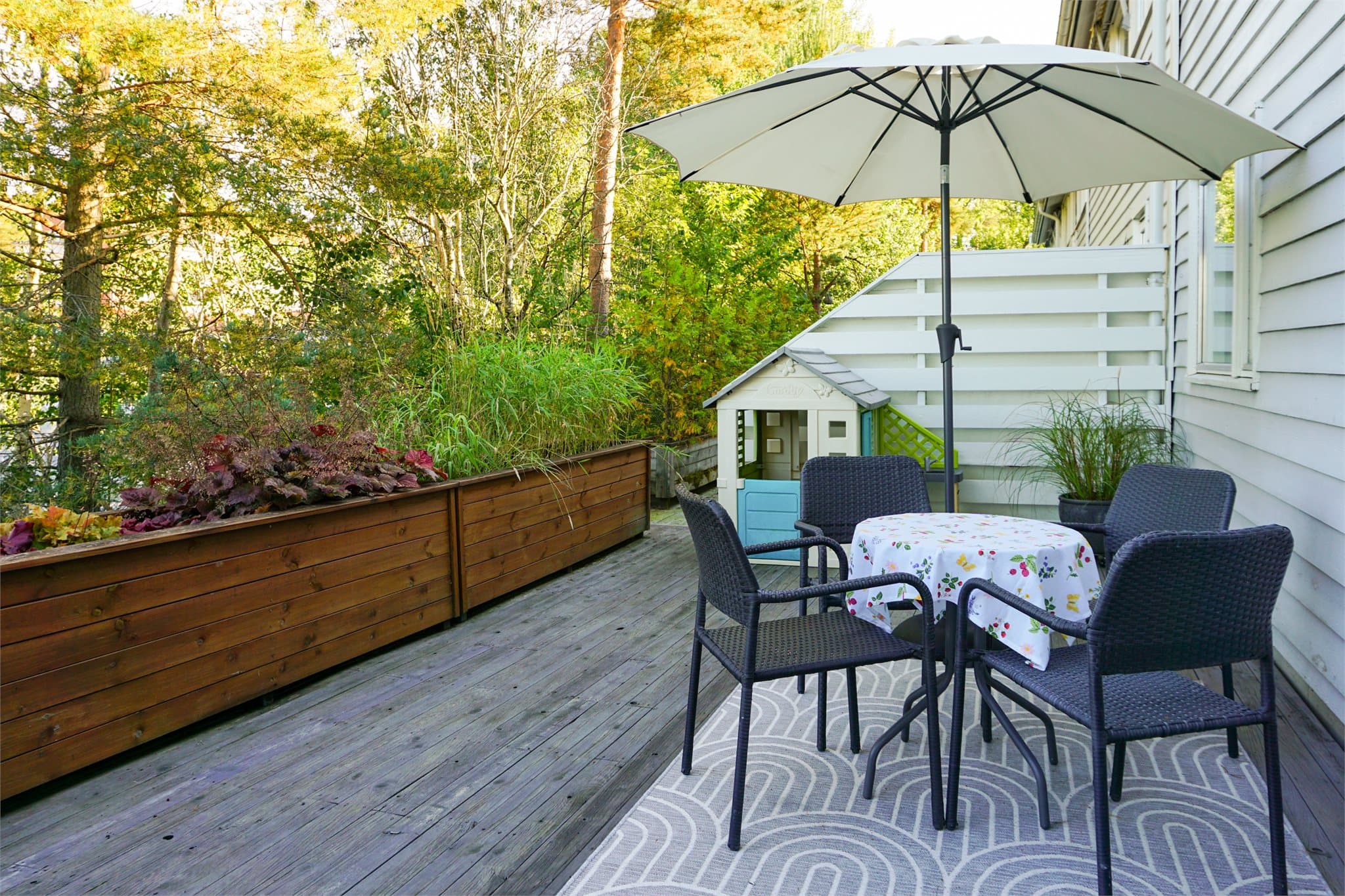 Boligen byr på en herlig hverdag med tre store uteplasser og gode solforhold.