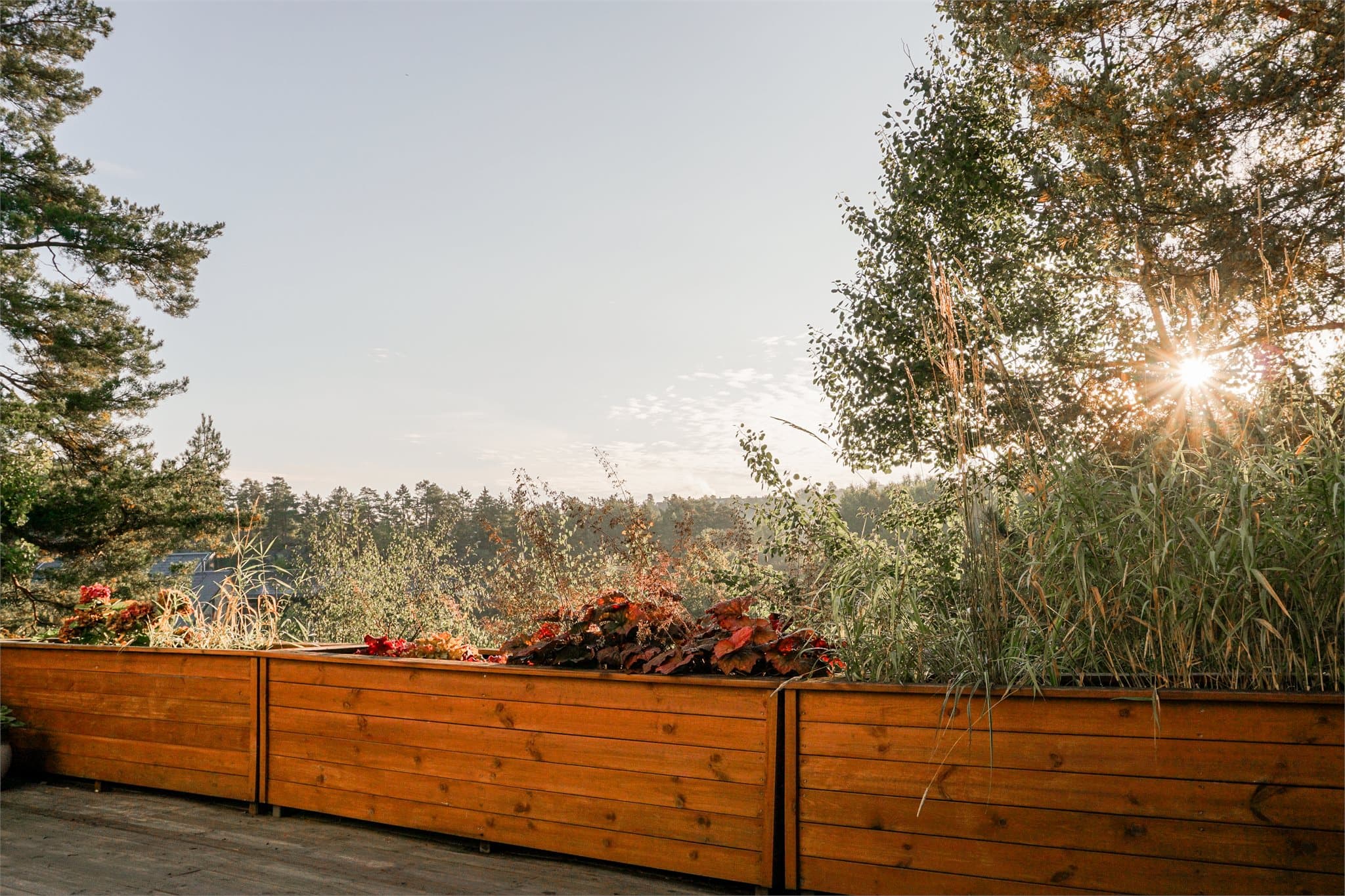 Uteplassene er pent opparbeidet med beplantning og blomsterkasser.
