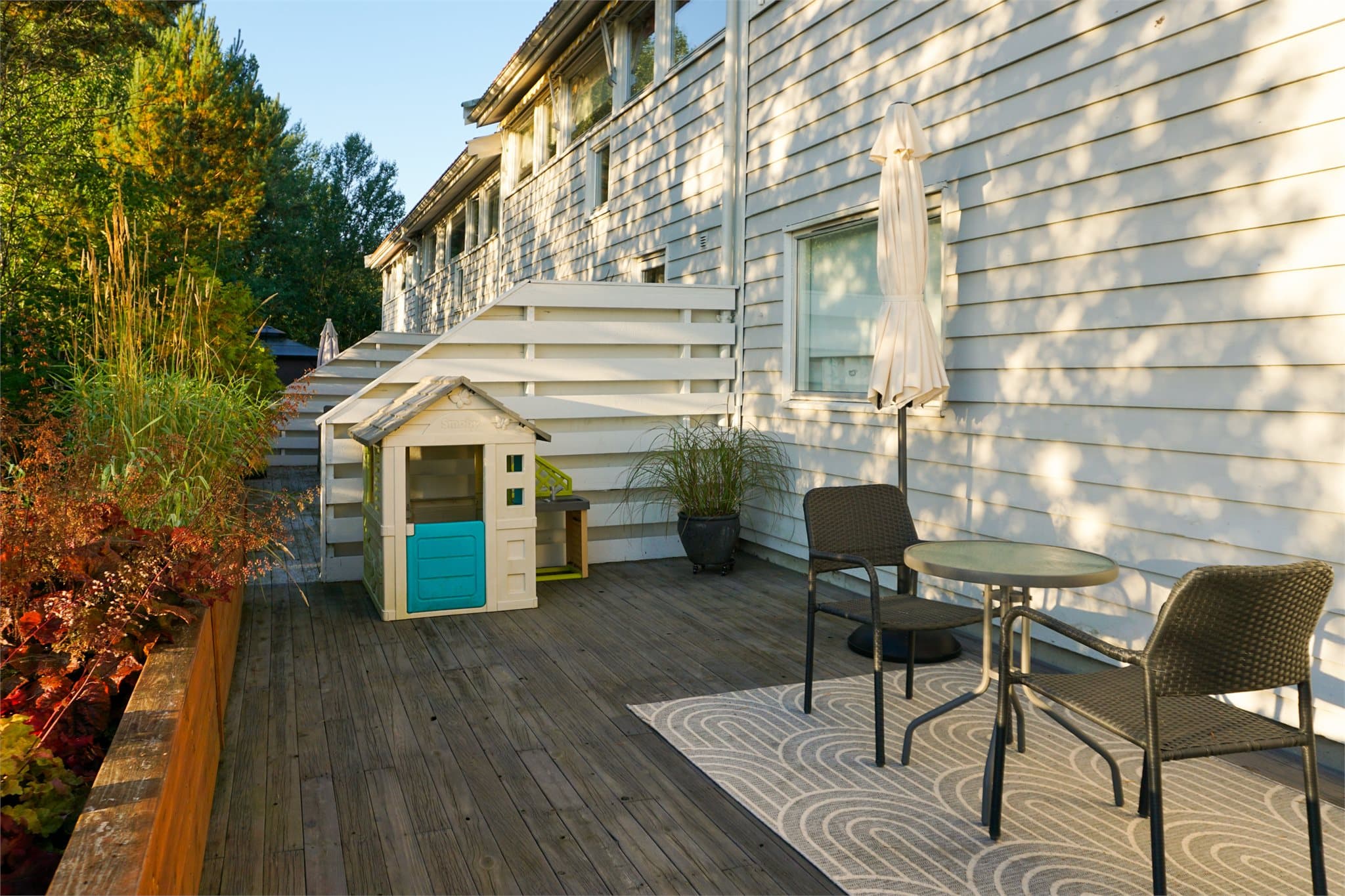 En usjenert og fin uteplass med adkomst fra ett av soverommene.