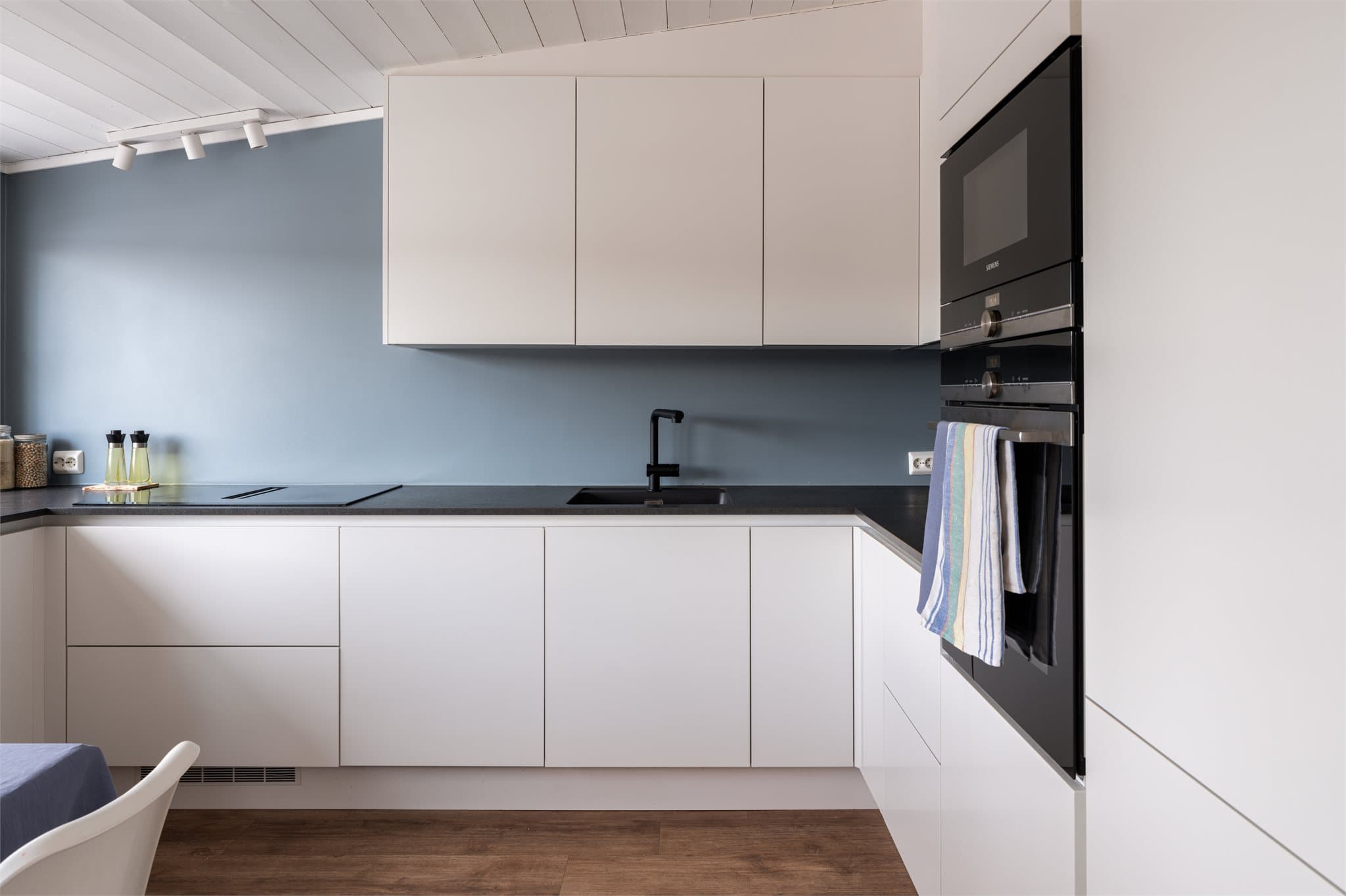 Alle hvitevarer er integrerte, inkludert stekeovn og mikrobølgeovn i ergonomisk høyde.