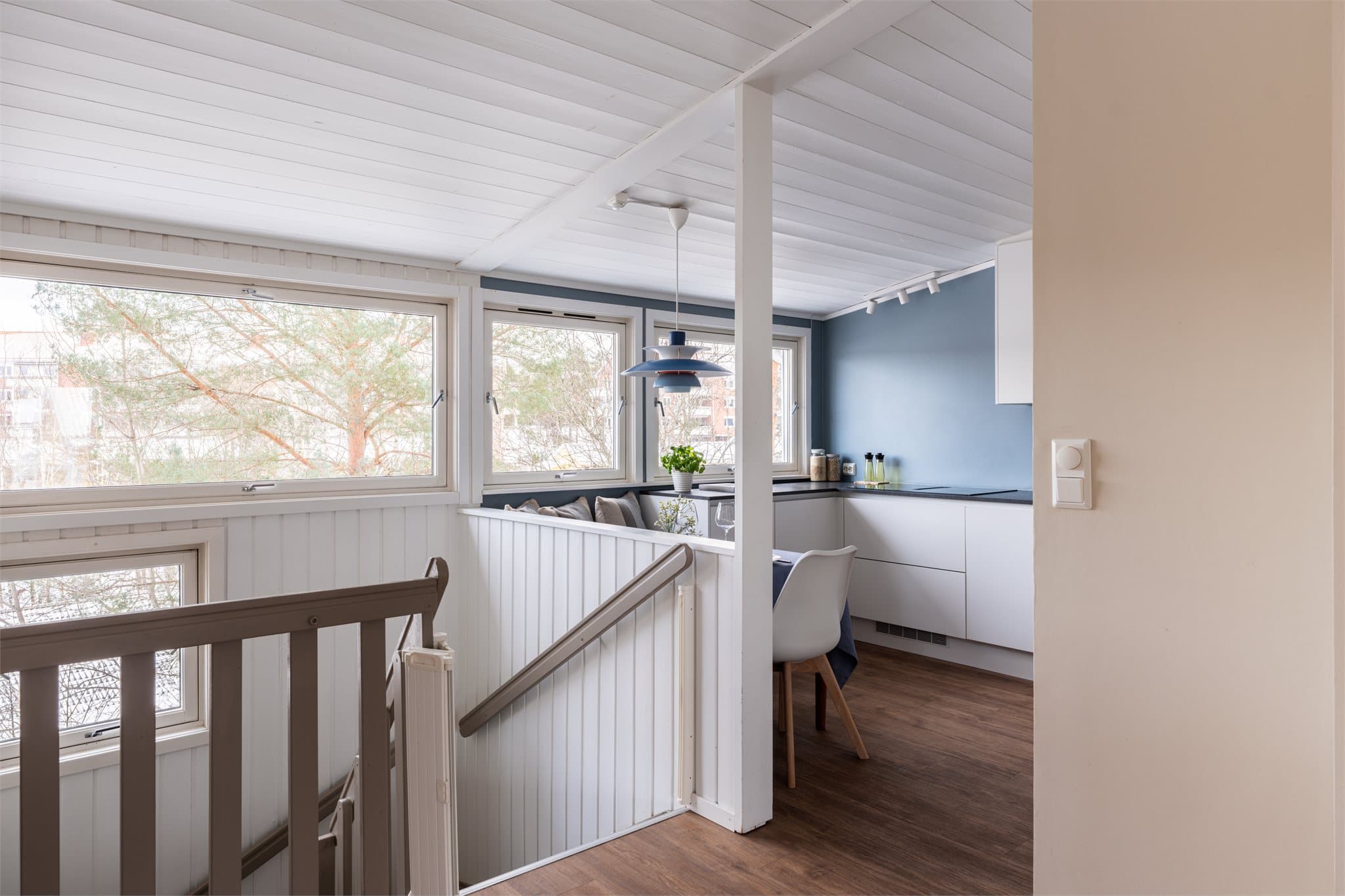 Kjøkkenet ligger i åpen forbindelse med stuen, men er samtidig praktisk adskilt.