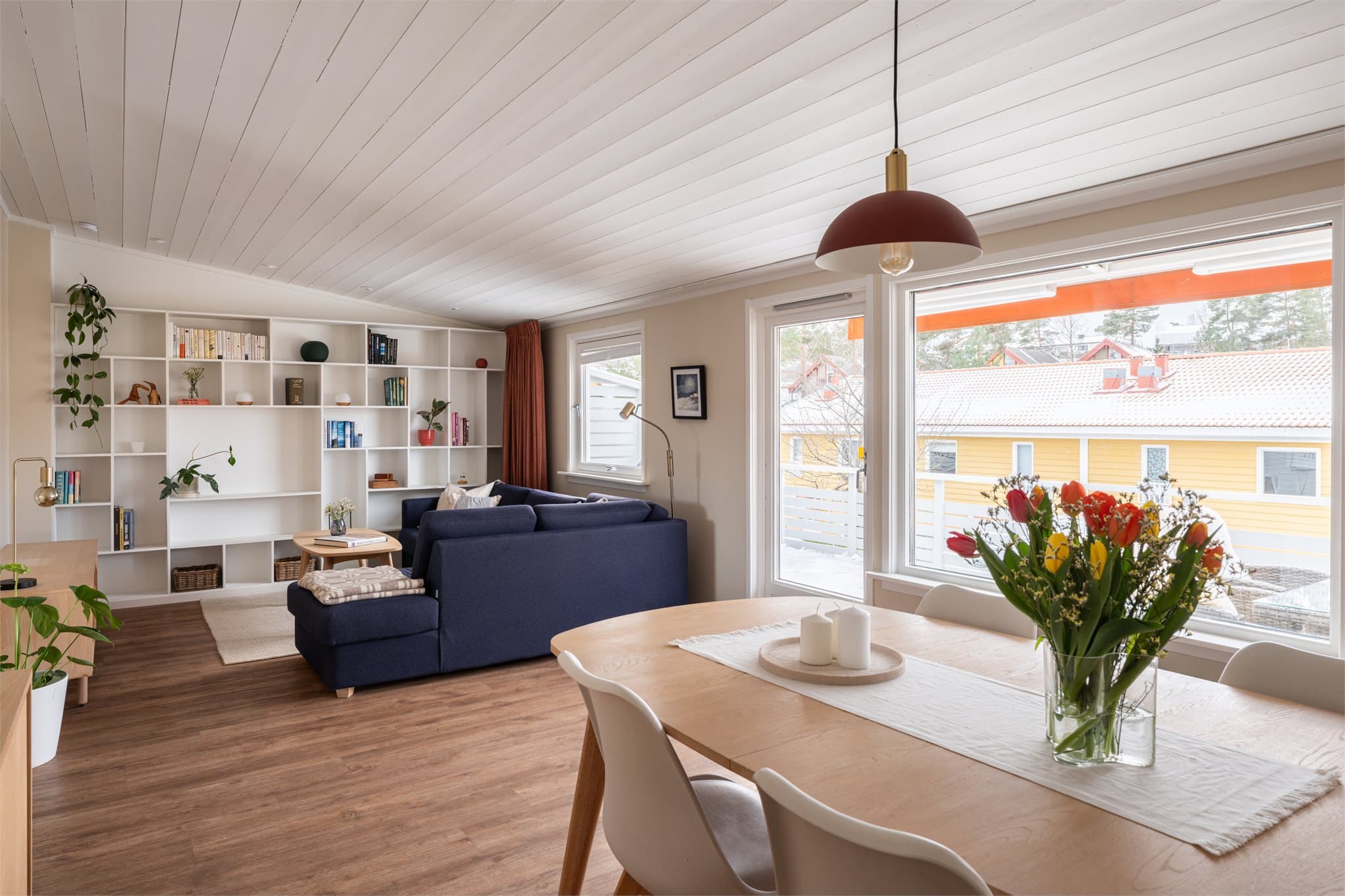 Takhøyden på opptil 2,60 meter og et stort fastkarmvindu gir rikelig med romfølelse.