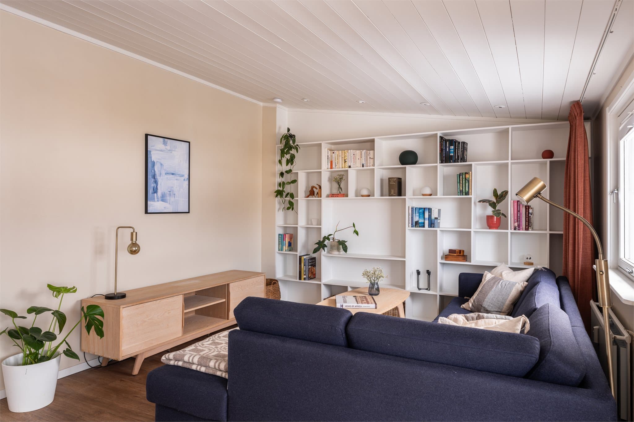 Det er installert downlights med dimmer for en behagelig belysning.