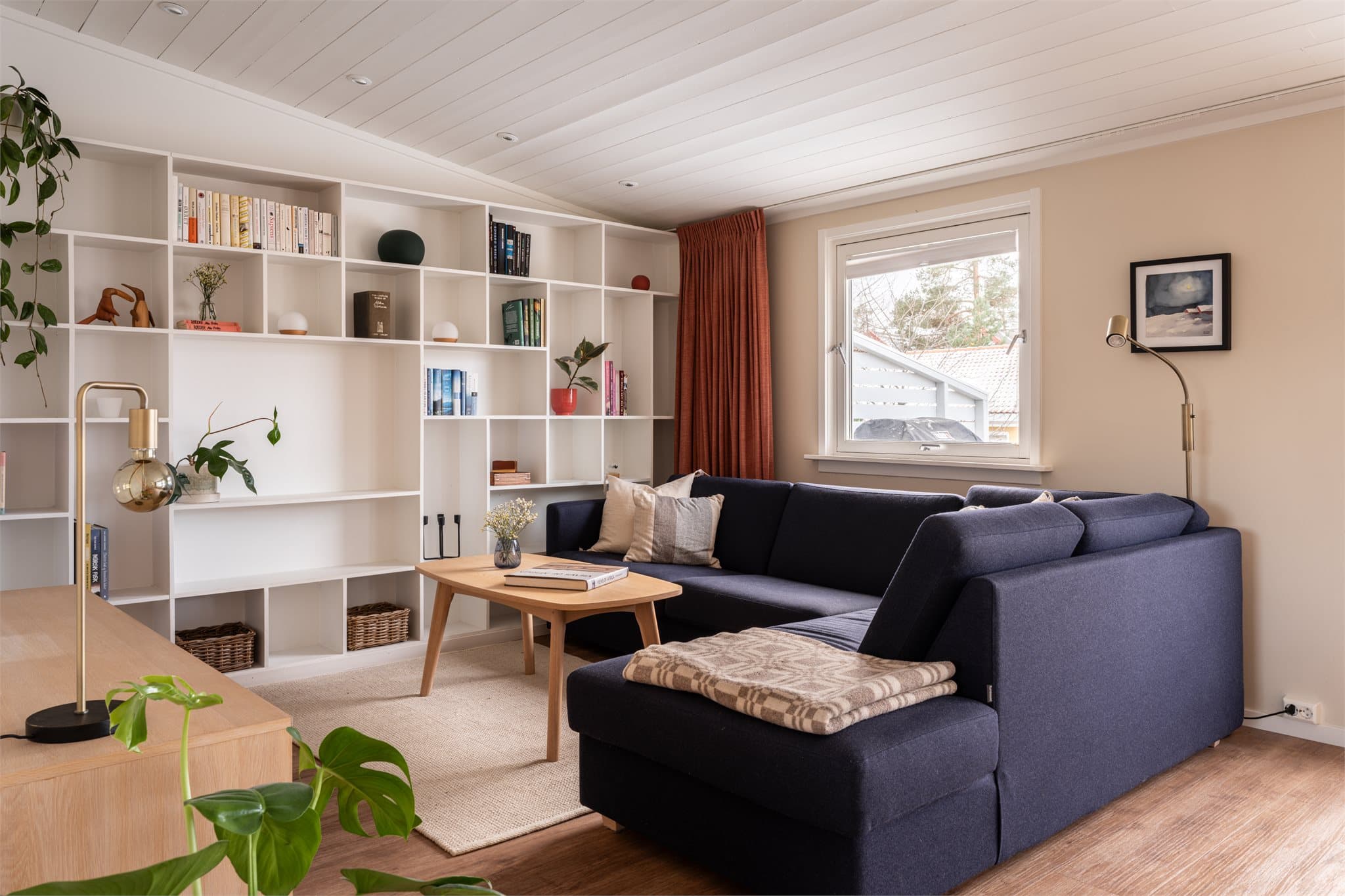 En sosial sone med god plass til både sofagruppe og spisebord.