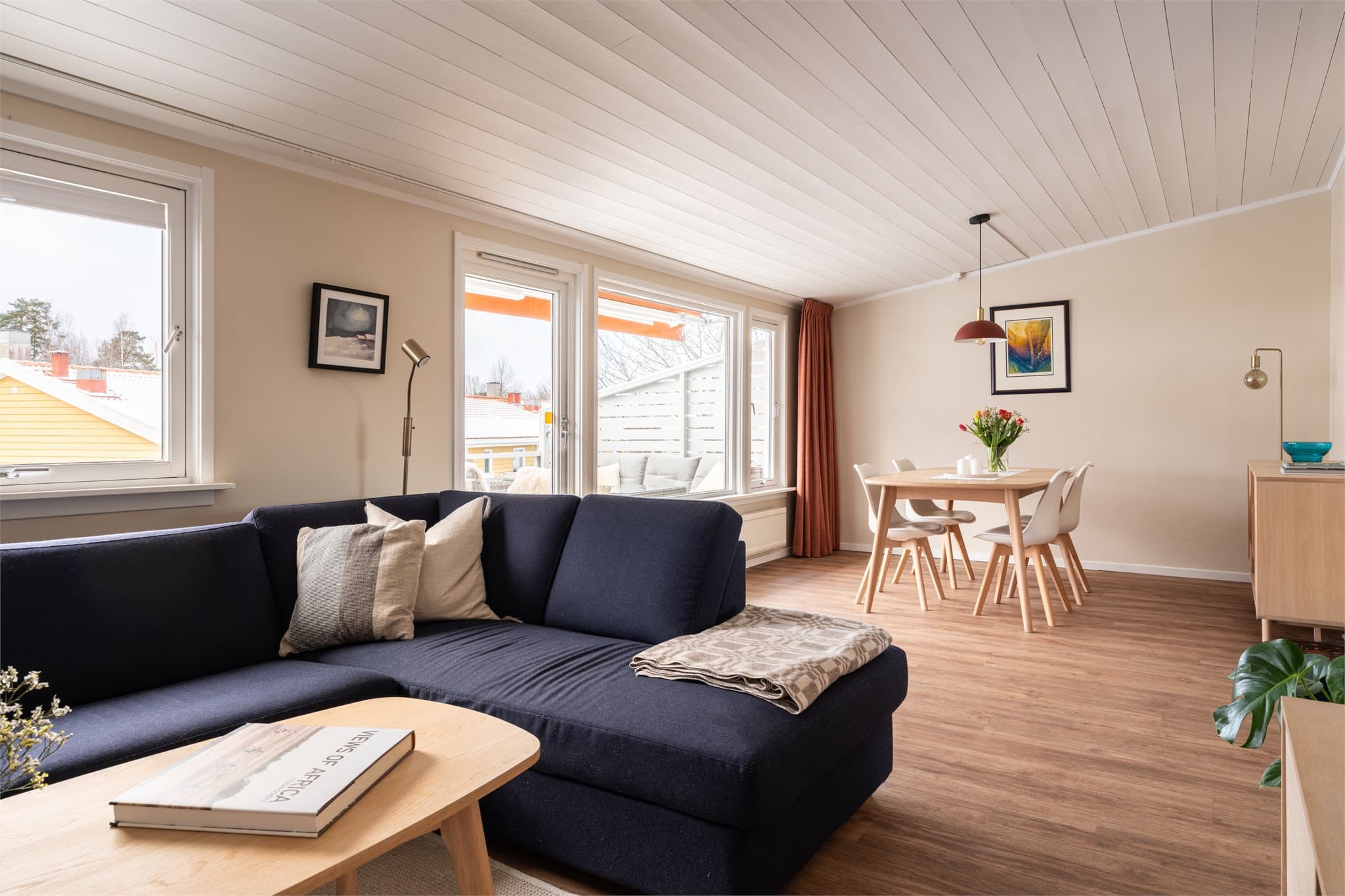 Fra stuen er det utgang til en stor, utvidet og sørvestvendt balkong.