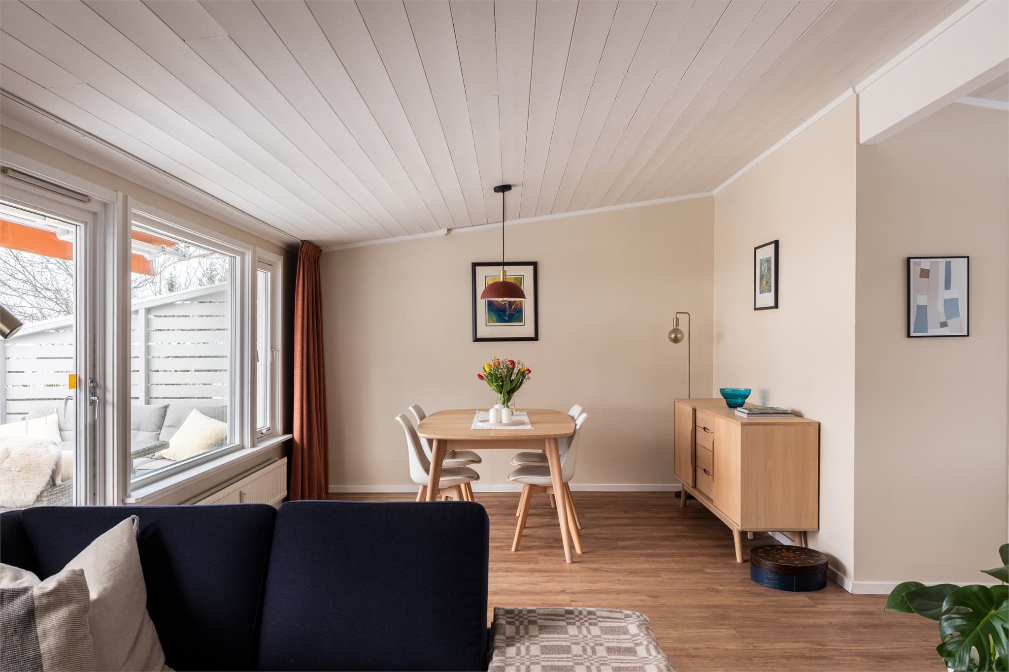 Spisestuen er en naturlig del av det åpne fellesarealet.