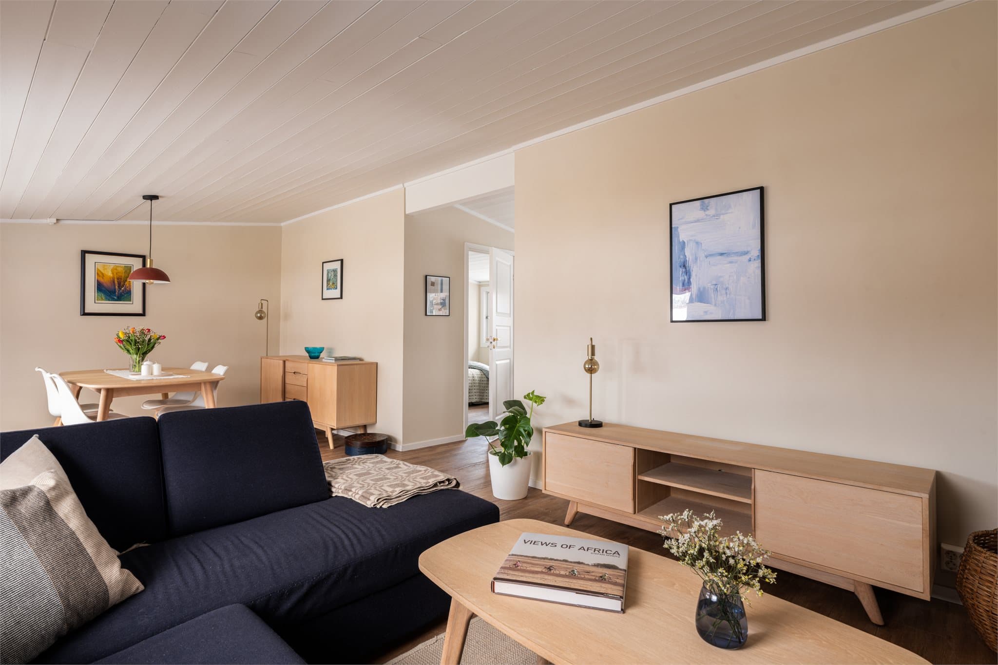 Den gode planløsningen og de oppgraderte flatene inviterer til umiddelbar trivsel.