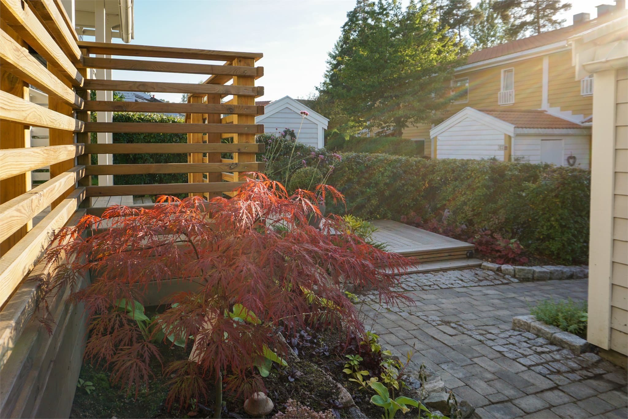 Pent opparbeidet med steinheller, ny trapp og platting.