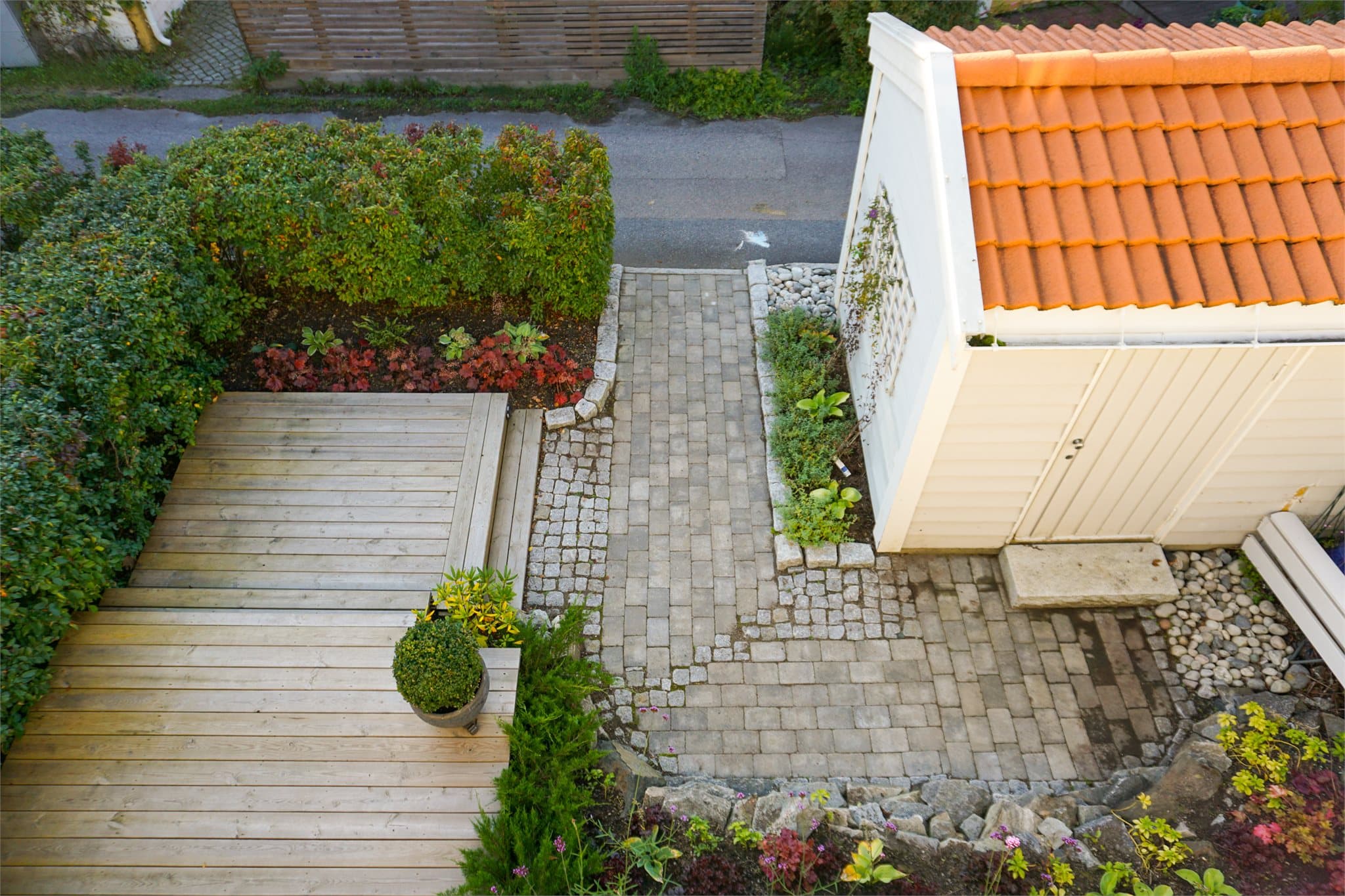 Det pent opparbeidede inngangspartiet sett ovenfra.