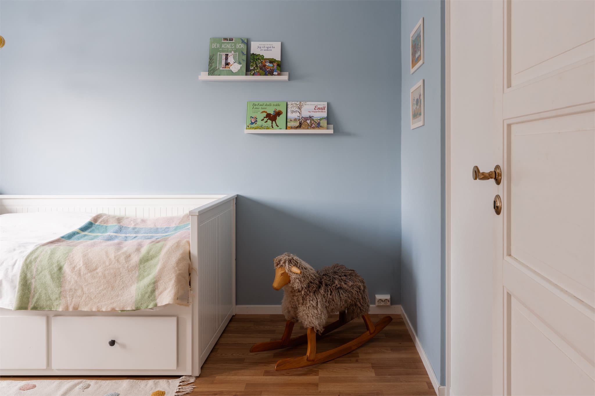 En takhøyde på 2,39 meter gir en god romfølelse.