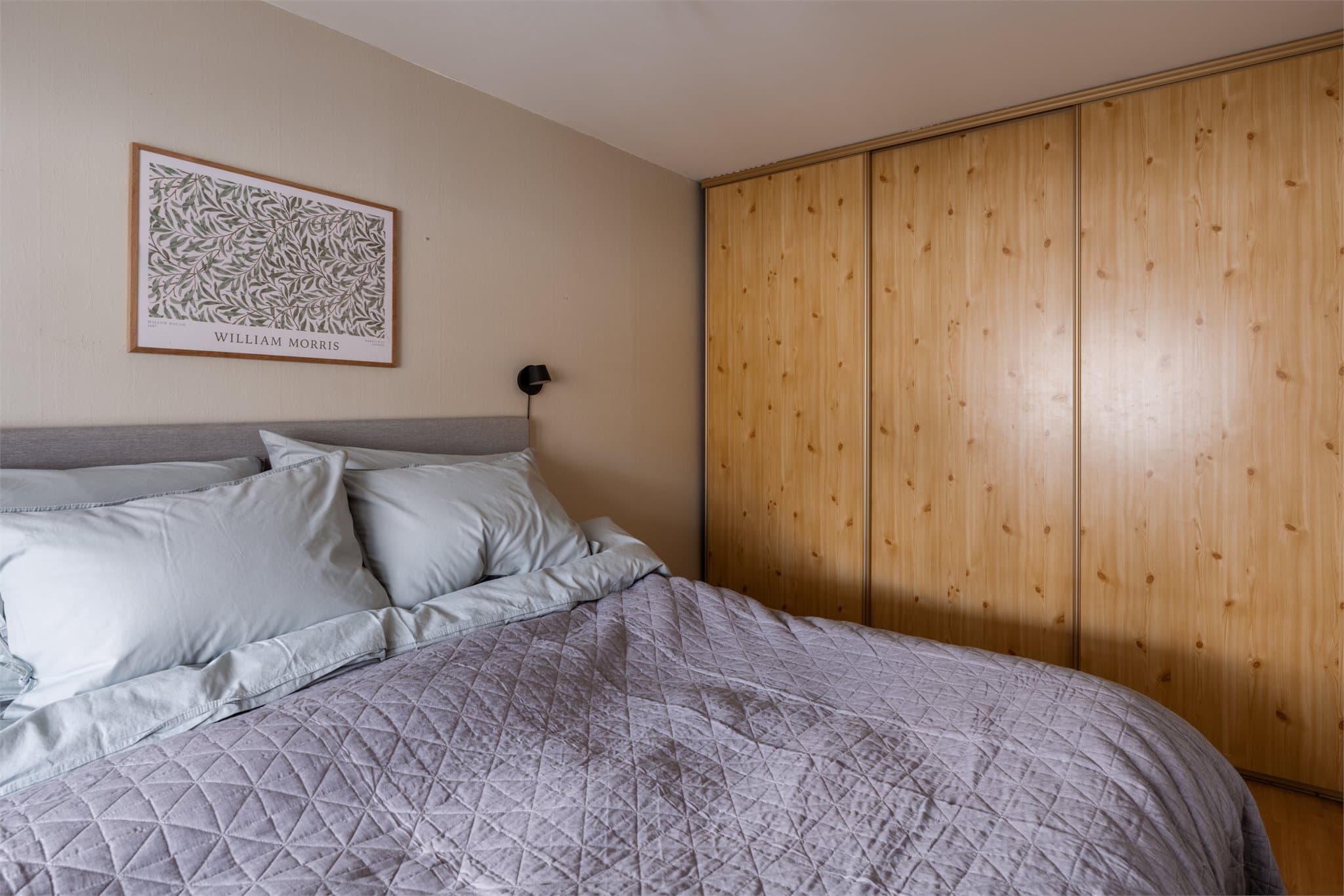 God lagringsplass i skyvedørsgarderoben.