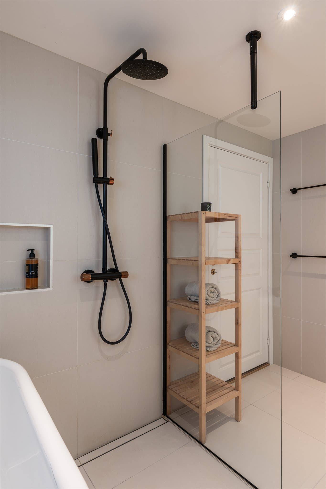 Dusjsonen er nedsenket med slukrenne og skjermet med glassvegger.