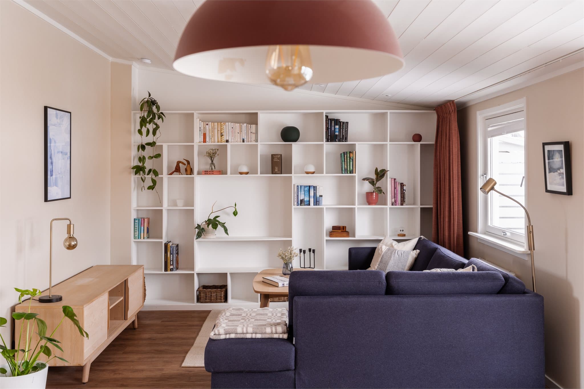 De store, moderniserte fellesrommene er praktisk tilrettelagt for en familie.