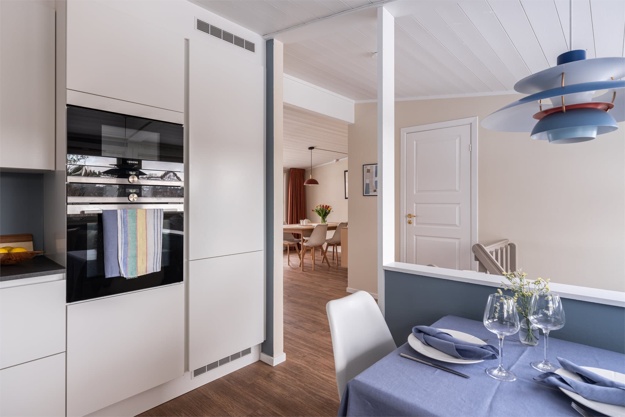 Integrert kjøl/frys og oppvaskmaskin bidrar til et helhetlig uttrykk.