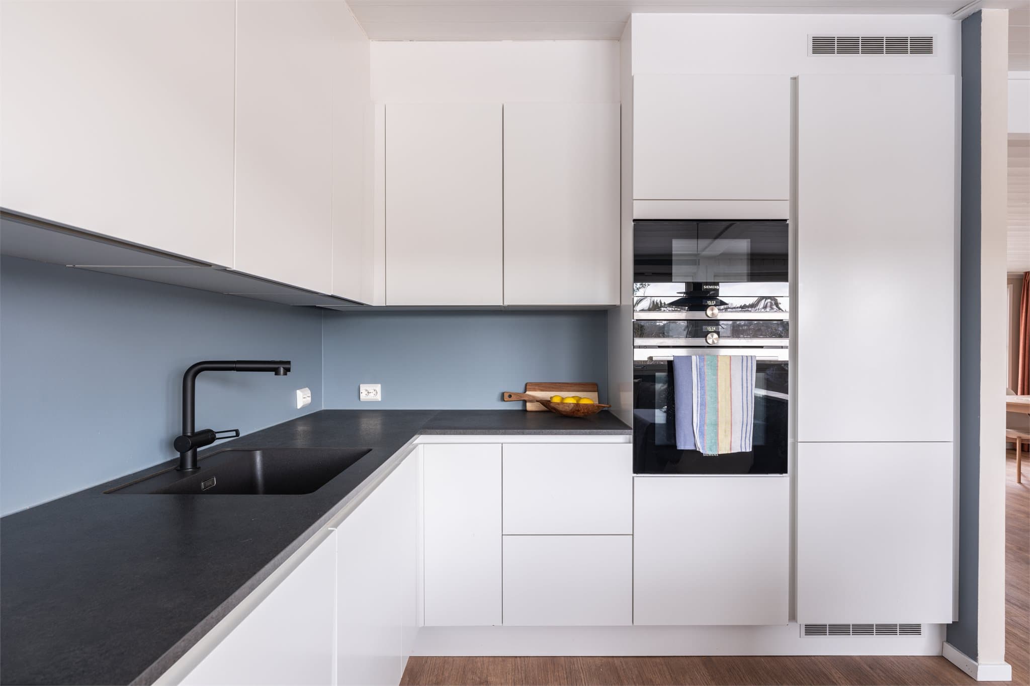 For ekstra trygghet er det installert komfyrvakt og vannstoppesystem.