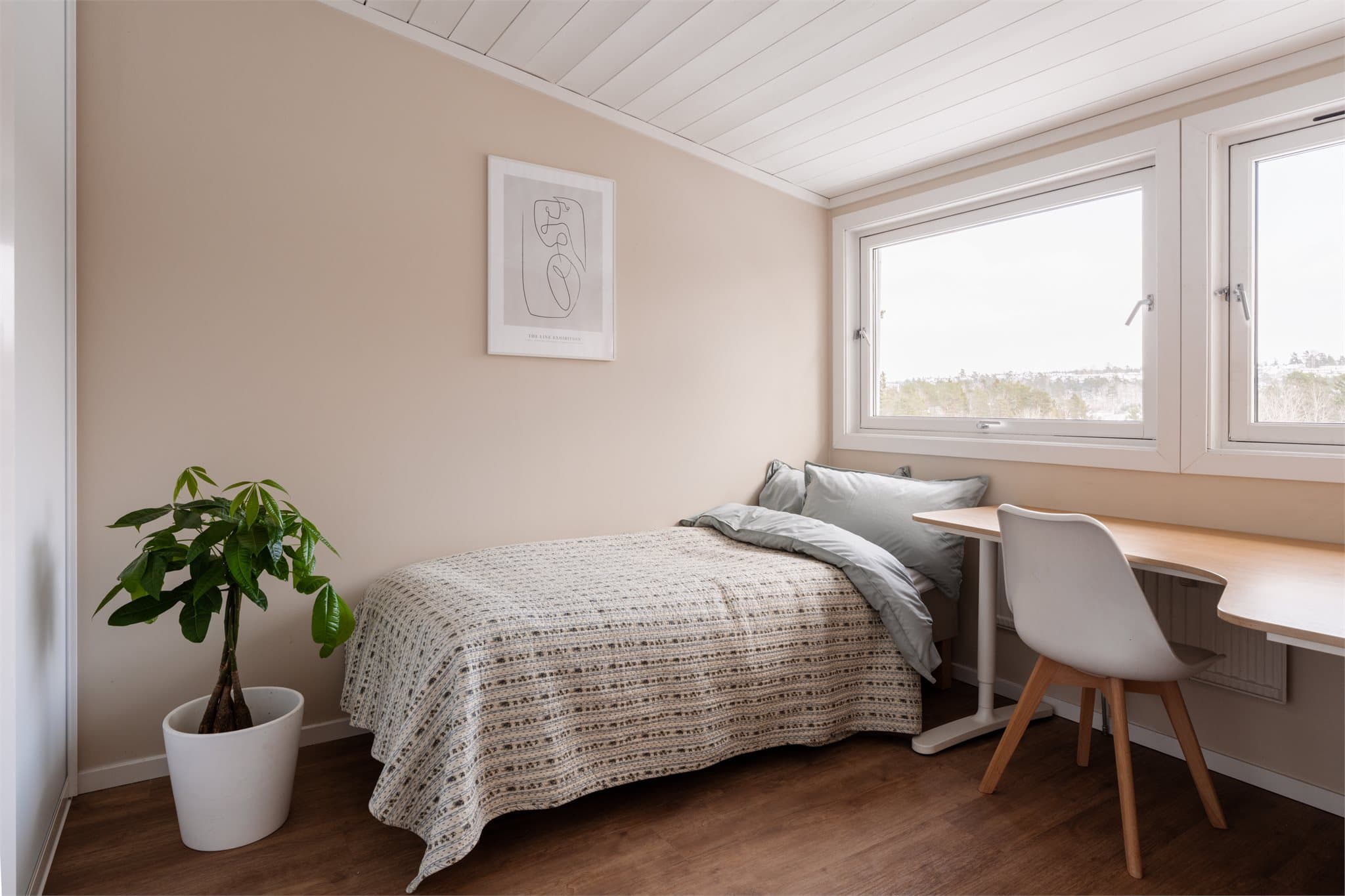 Også dette soverommet har overflater fra 2021, med korkvinyl på gulv og malte vegger.