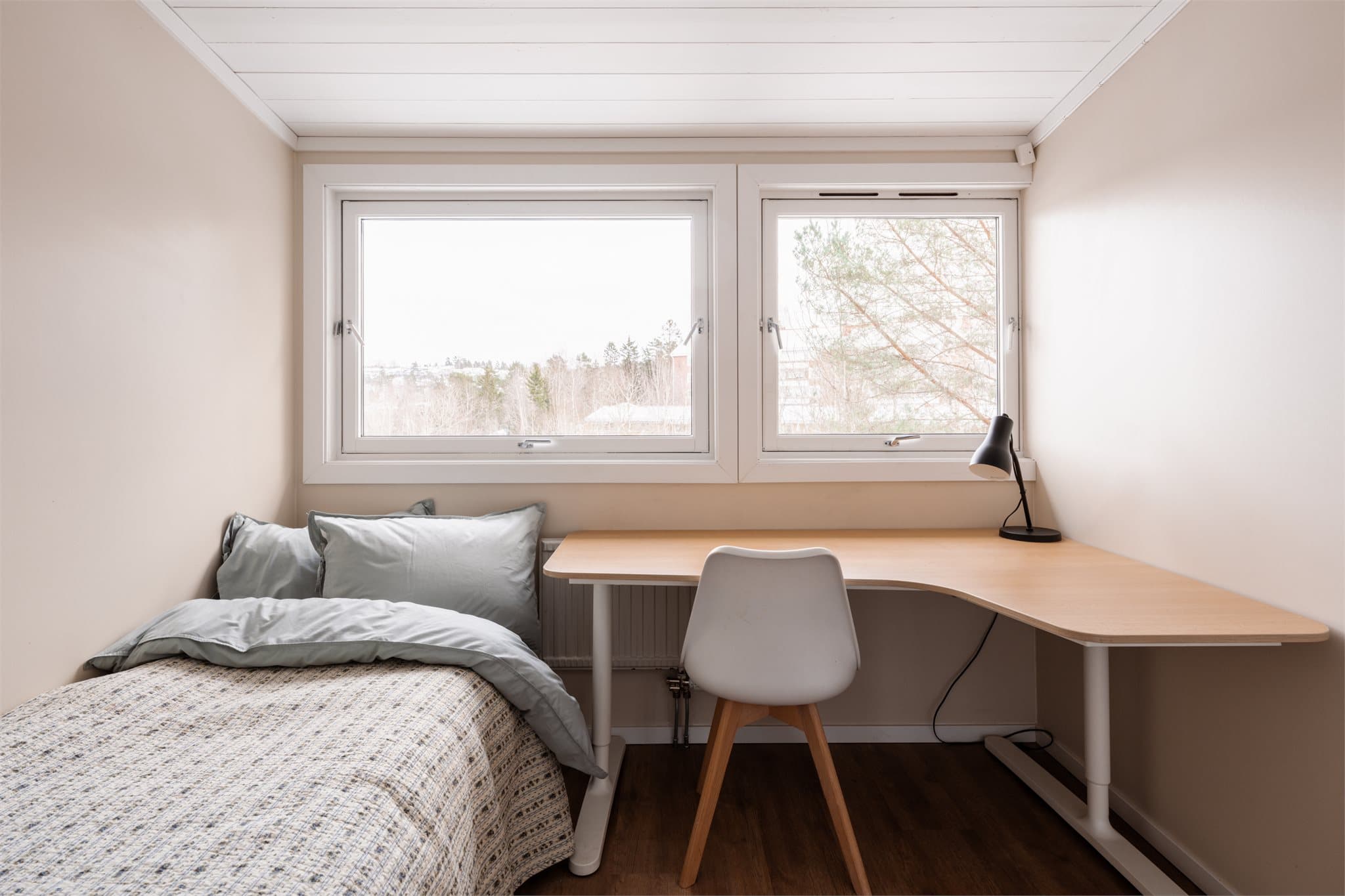 Vinduene mot øst har utvendige, elektriske screens med fjernkontroll, montert i 2023.