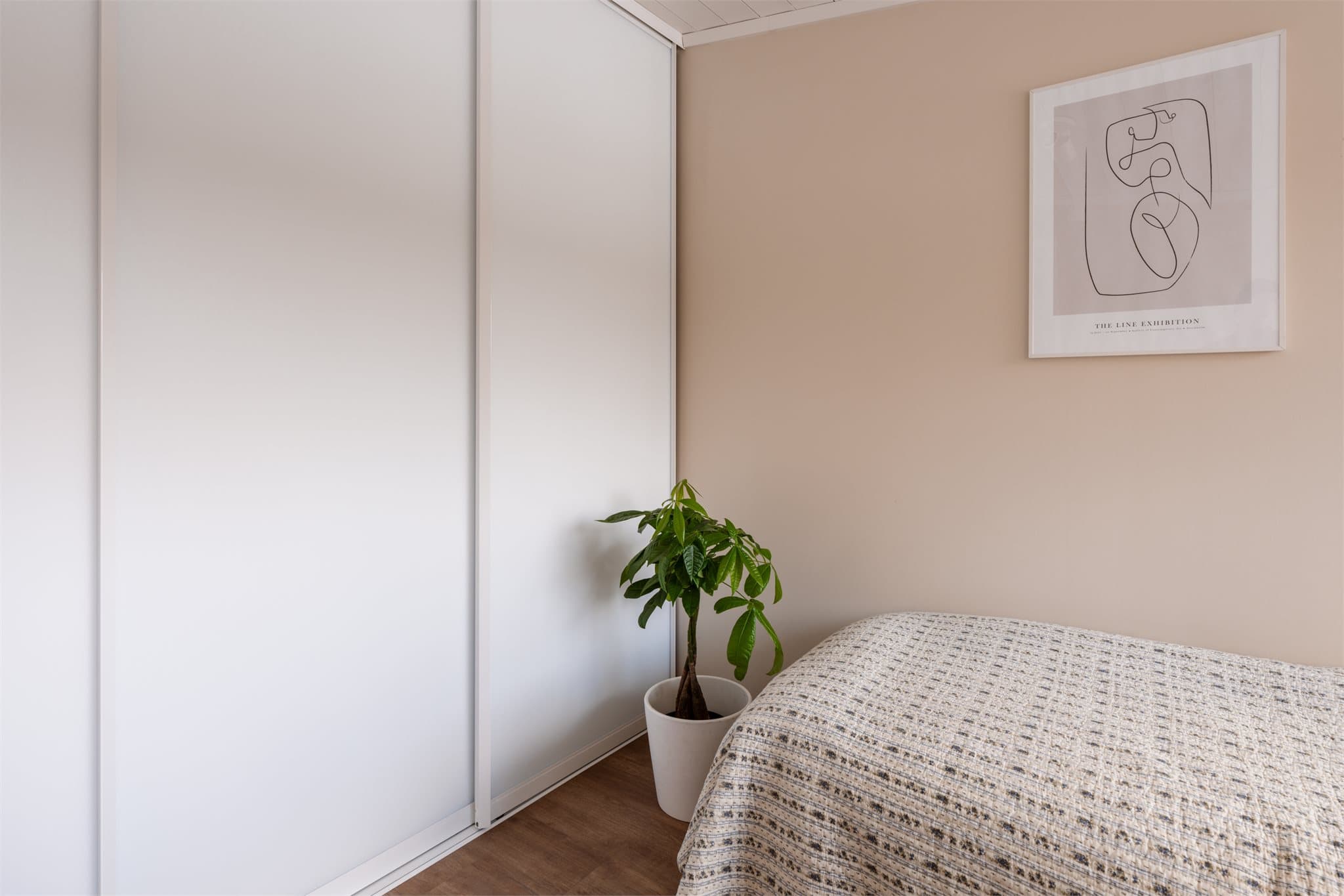 En ny skyvedørsgarderobe fra Garderobemekka ble installert i 2024.