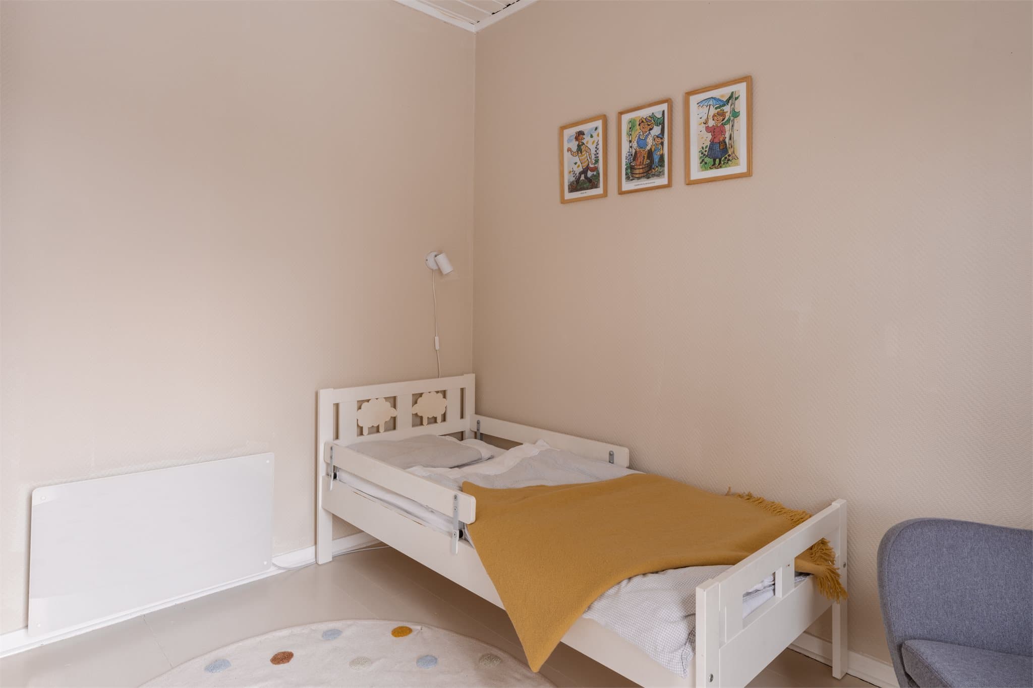 Dette rommet har elektrisk oppvarming med panelovn.