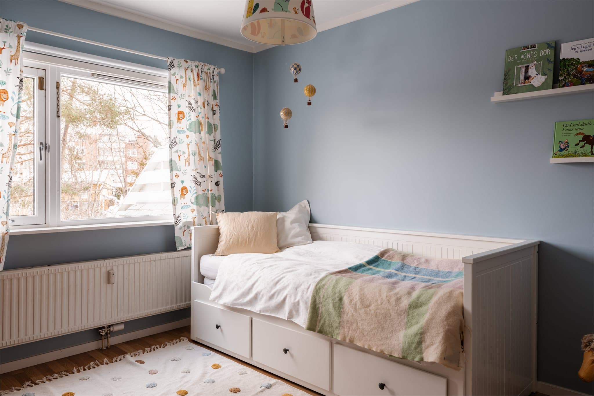 Oppvarming via radiatorer tilknyttet fjernvarme er inkludert i felleskostnadene.