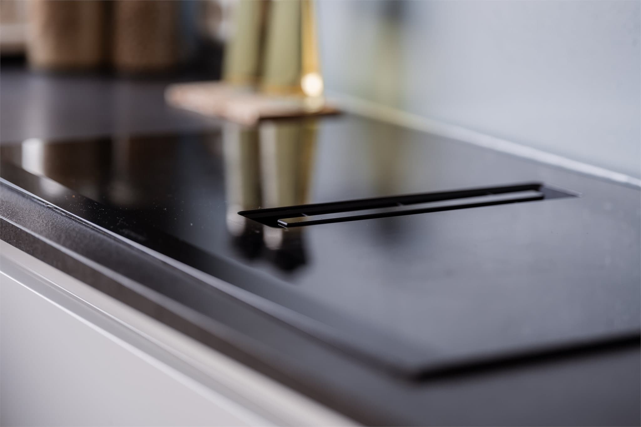 Induksjonstoppen har en effektiv, integrert kullfilterventilator.