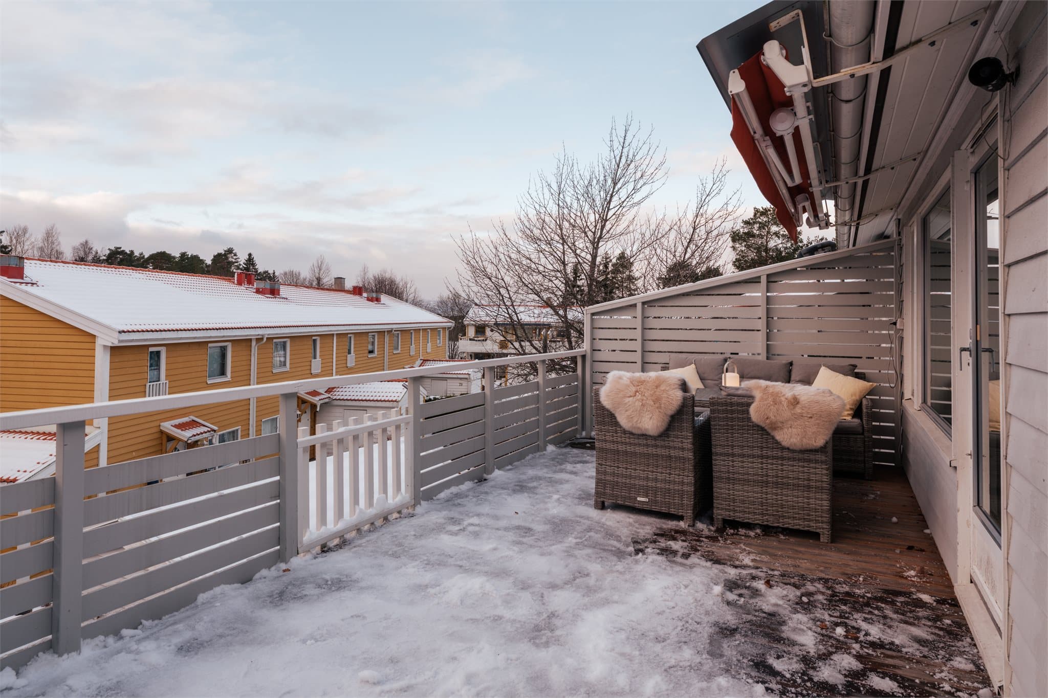 Den sørvestvendte balkongen på 21 m² ble bygget i 2022 og har ferdigattest.