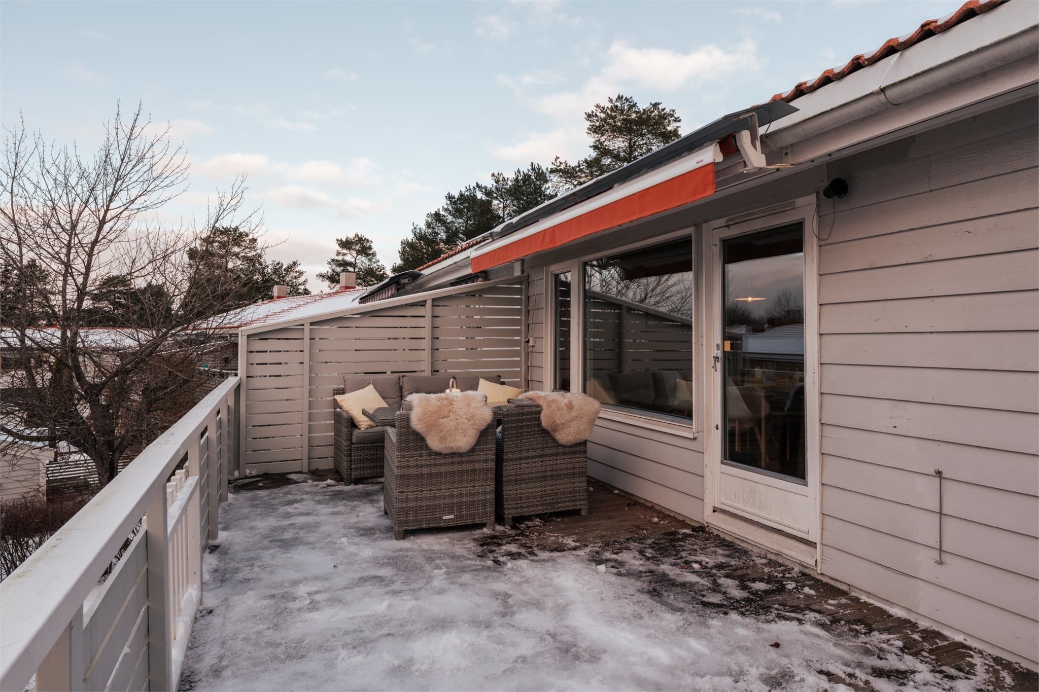 Balkongen fungerer som en forlengelse av stuen med plass til både sittegruppe og spisebord.