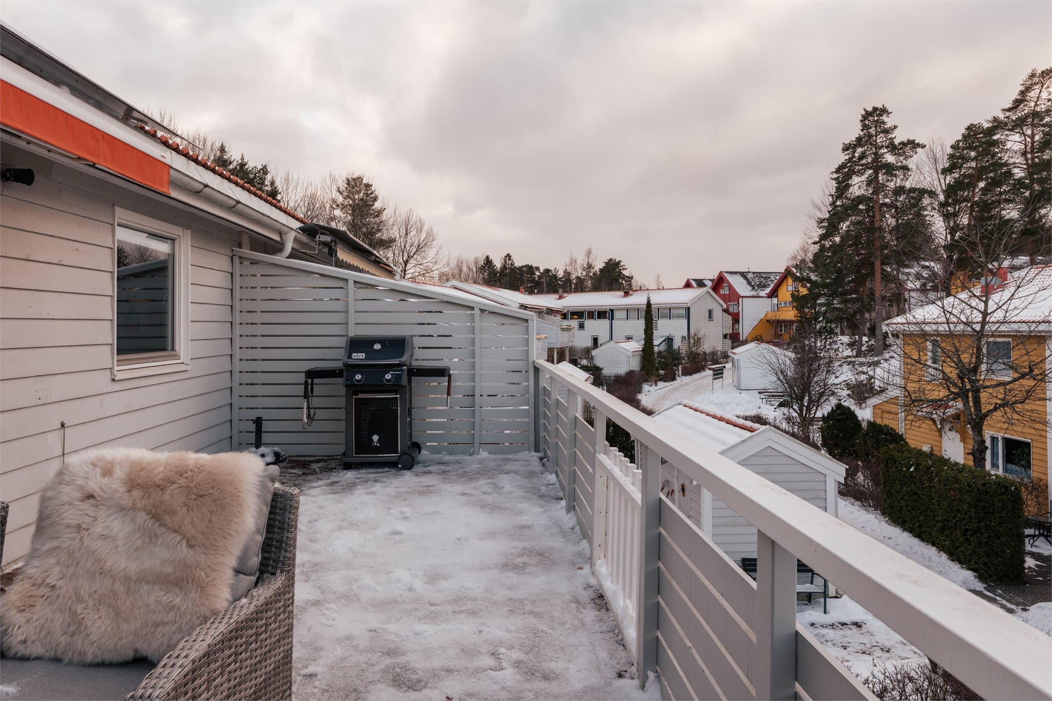 En elektrisk markise med fjernkontroll gir skjerming ved behov.